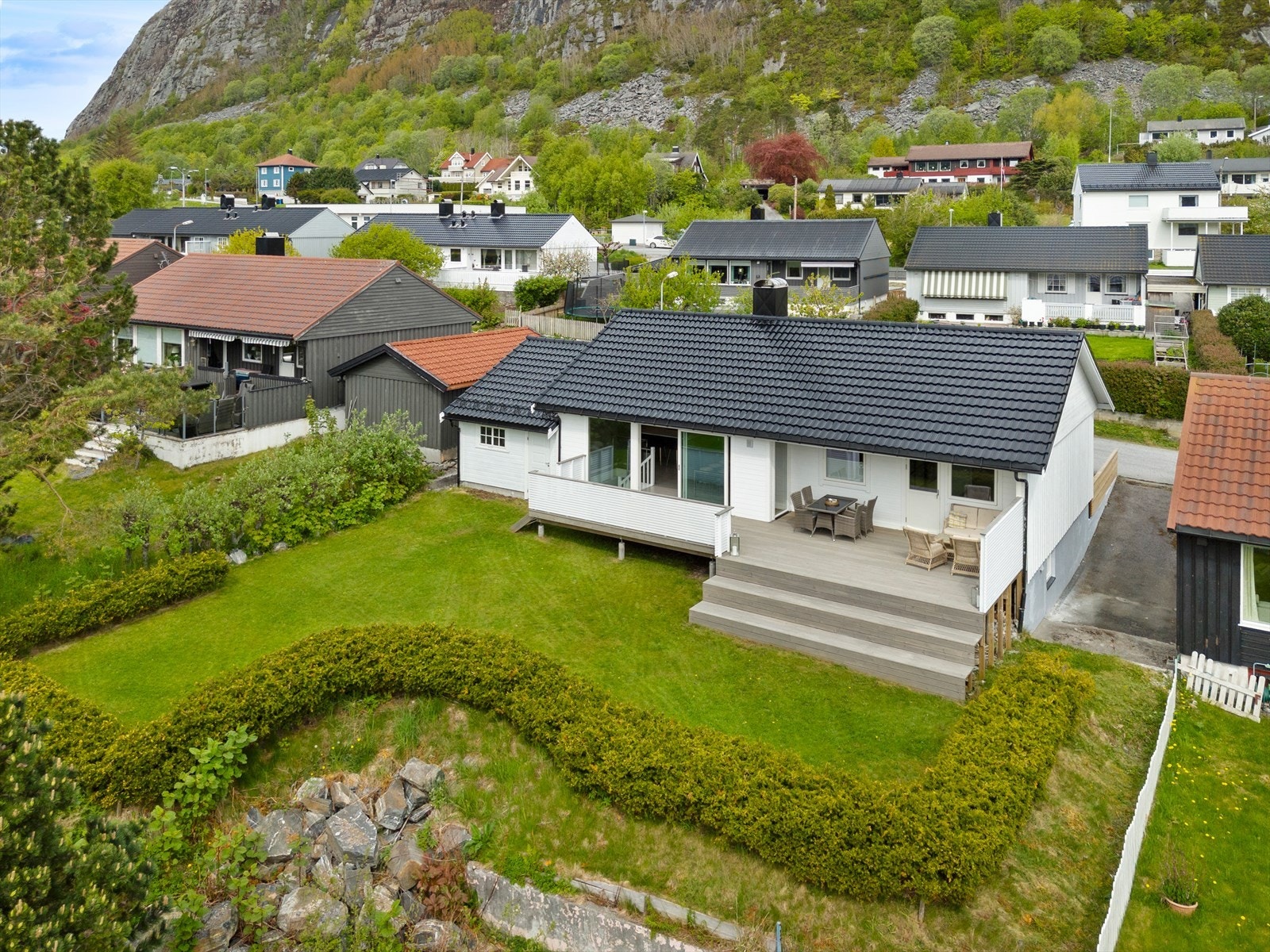 Flott enebolig over to etasjer med pent opparbeidet tomt Galleribilde