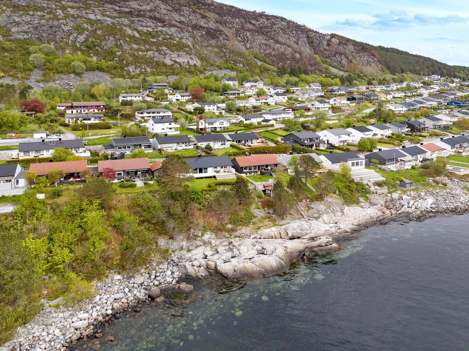 Dronebilde av eiendommen og nærområdet Galleribilde