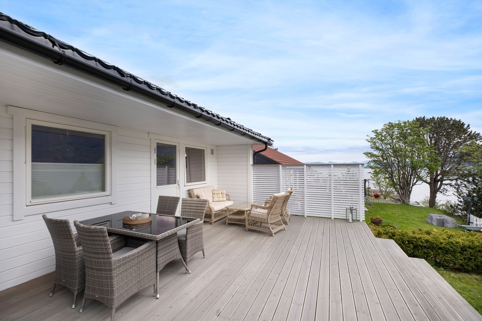 Romslig terrasse med utgang fra stue og hovedsoverom Galleribilde