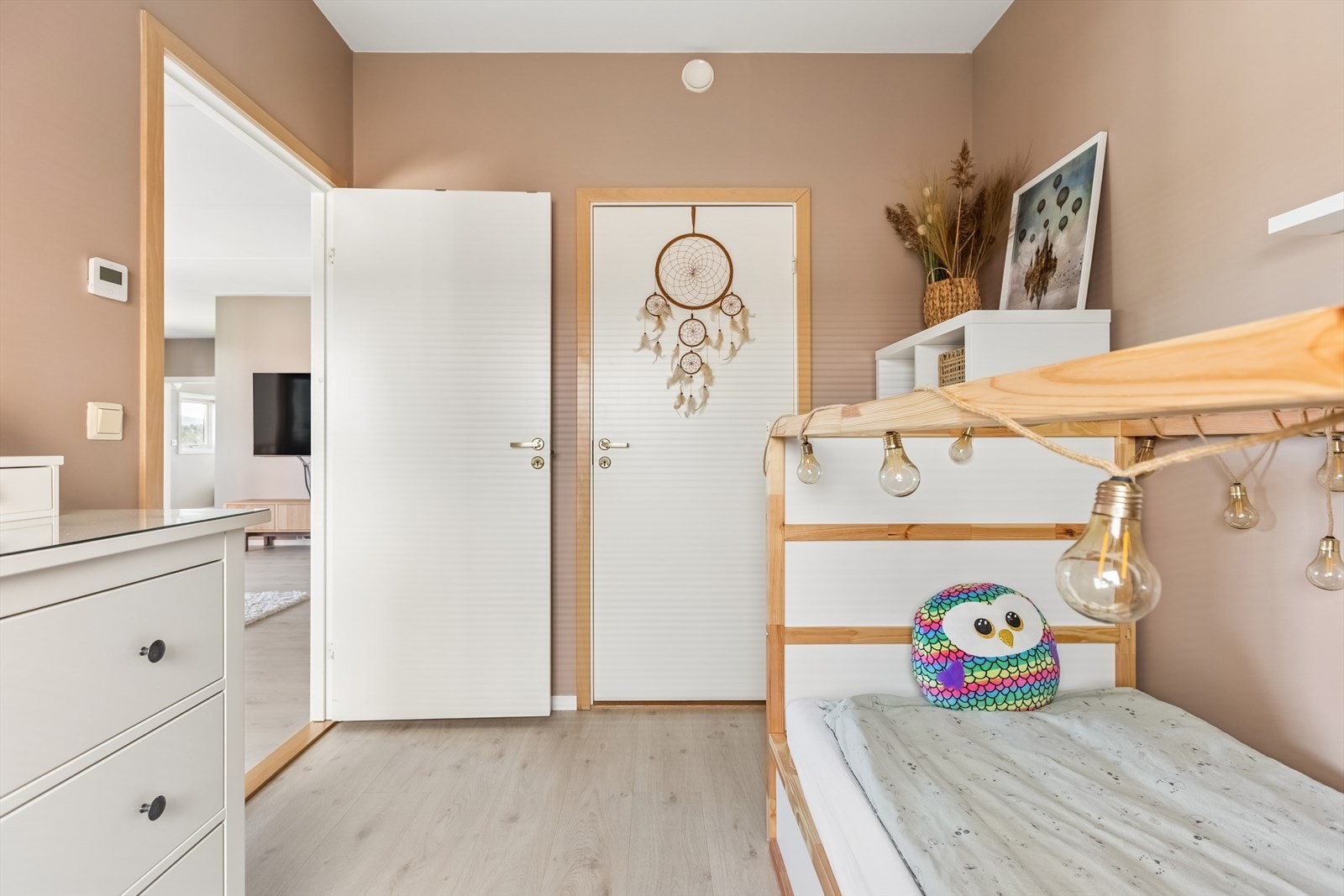 Soverom 3 har direkte adkomst til bod/walk-in garderobe Galleribilde