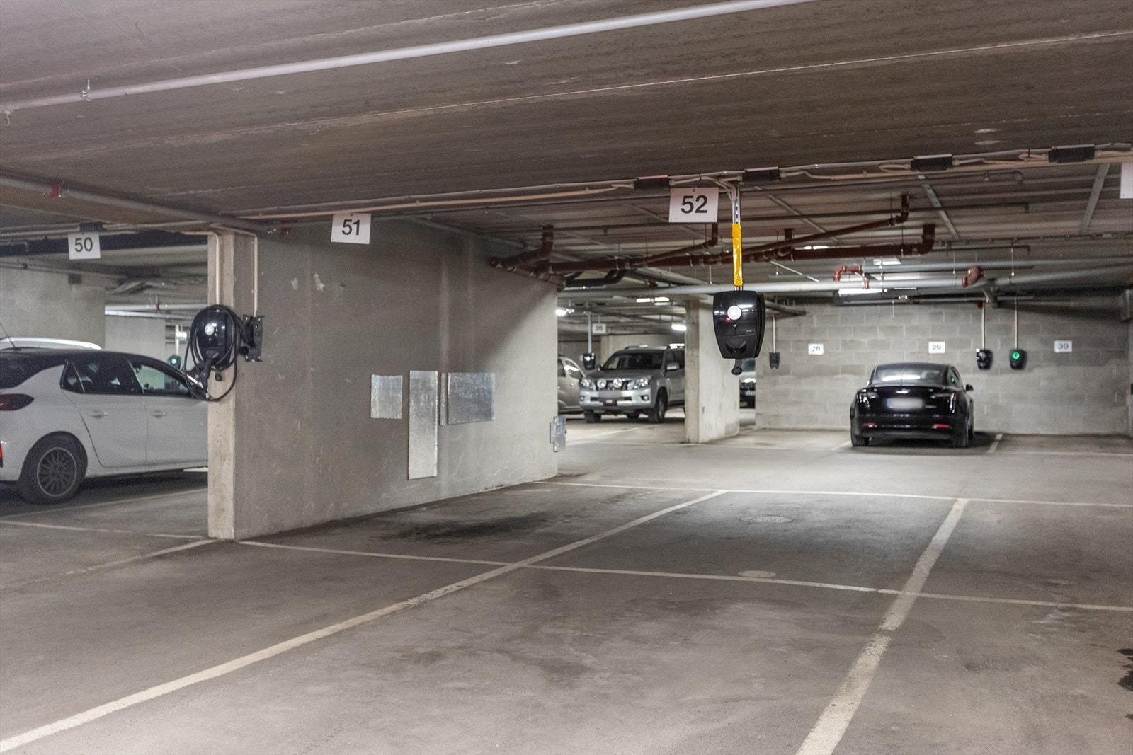 Garasjeplass med ladestasjon Galleribilde