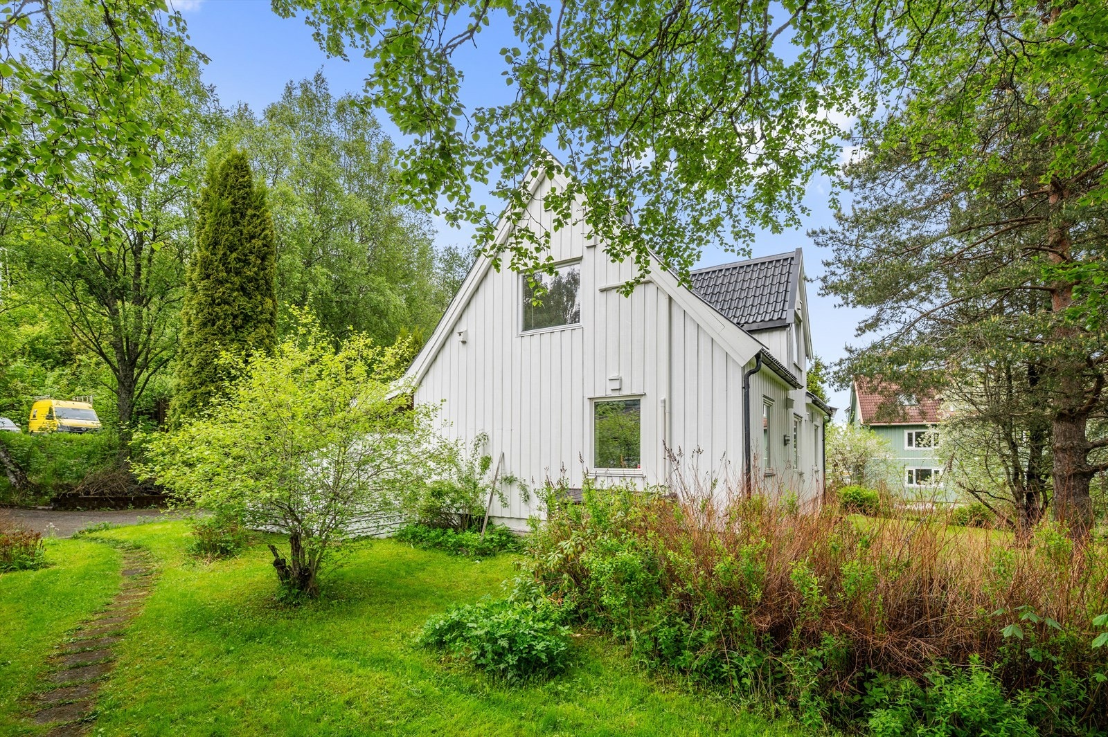 Boligens beliggenhet er skjermet, med lite innsyn og mye grønt rundt huset. Galleribilde