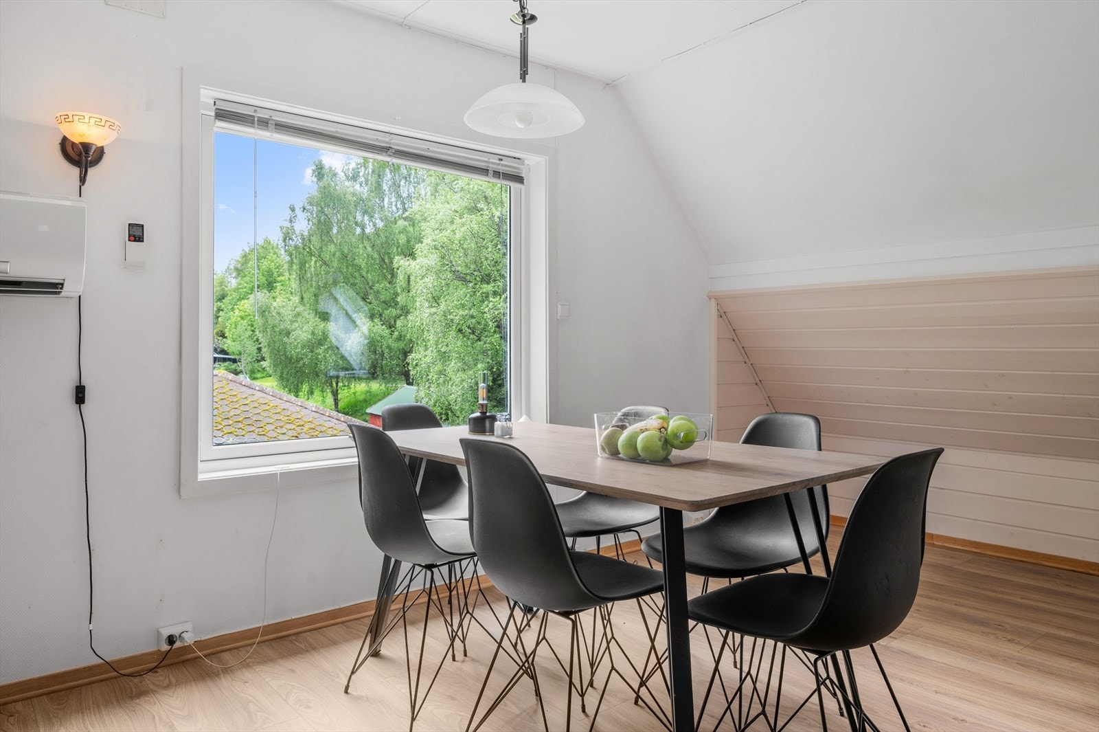 Utleiedelen byr på god plass til ønsket møblering, med en naturlig deling i stuen som gir rom for spisegruppe. Galleribilde
