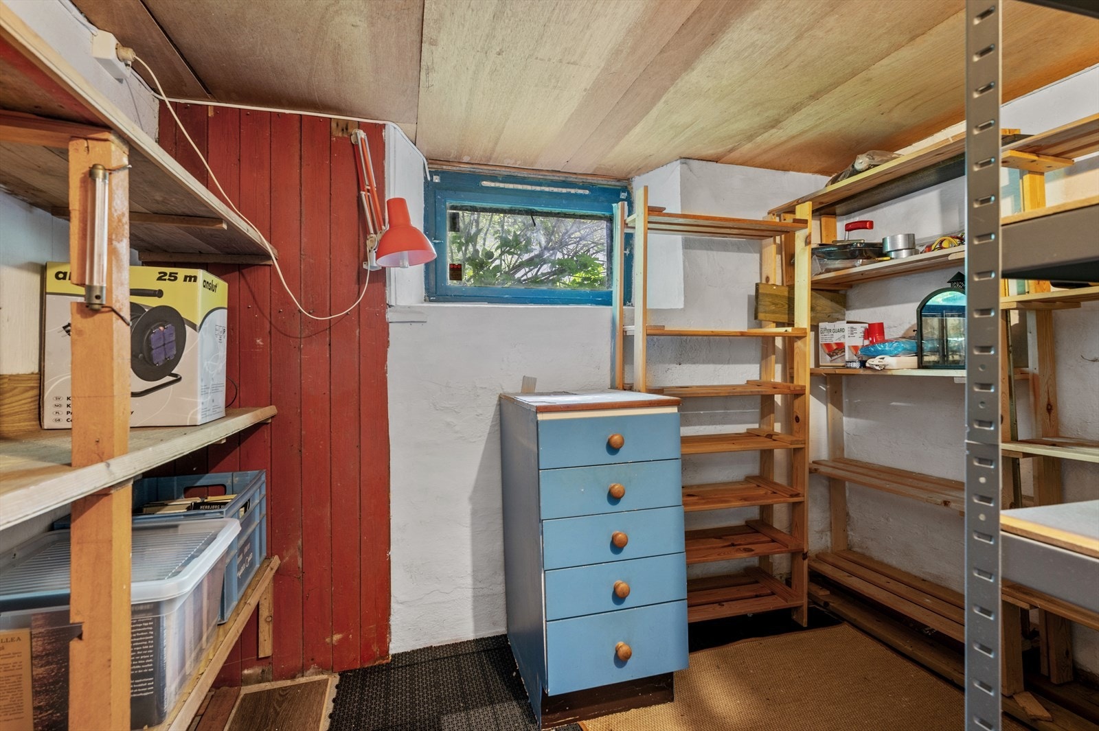 Kjelleren byr på gode oppbevarings muligheter med to boder i kjelleren. Galleribilde