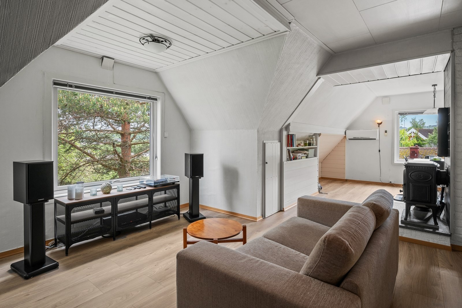 Her får du godt med naturlig lys innslipp samt gode oppvarmings muligheter med egen vedovn og varmepumpe for et behagelig inneklima. Galleribilde