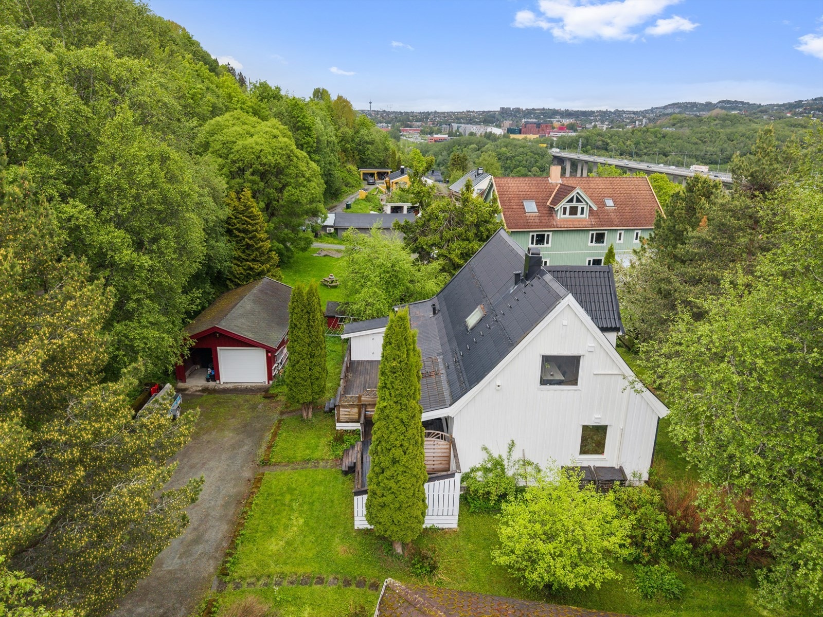 En sjarmerende hel tomannsbolig på 184m² med en rekke gode kvaliteter som blant annet egen utleiedel! Galleribilde