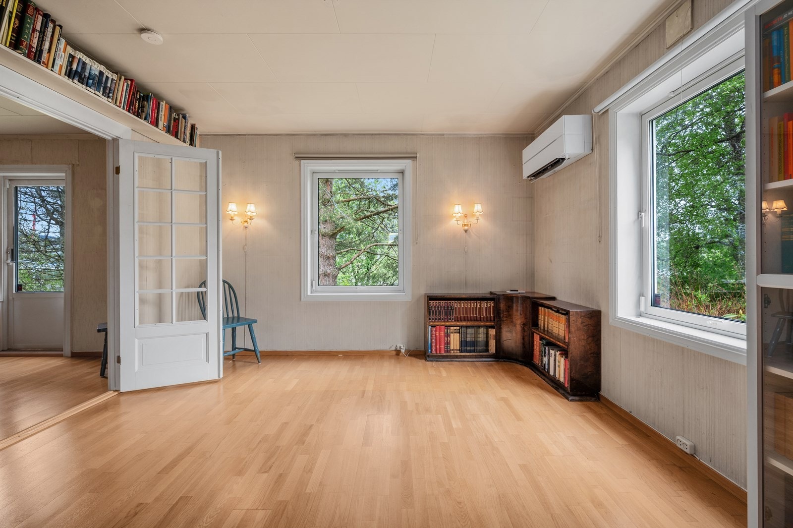Det er godt med naturlig lys innslipp i boligen, samt lite innsyn med skjermet beliggenhet. Galleribilde
