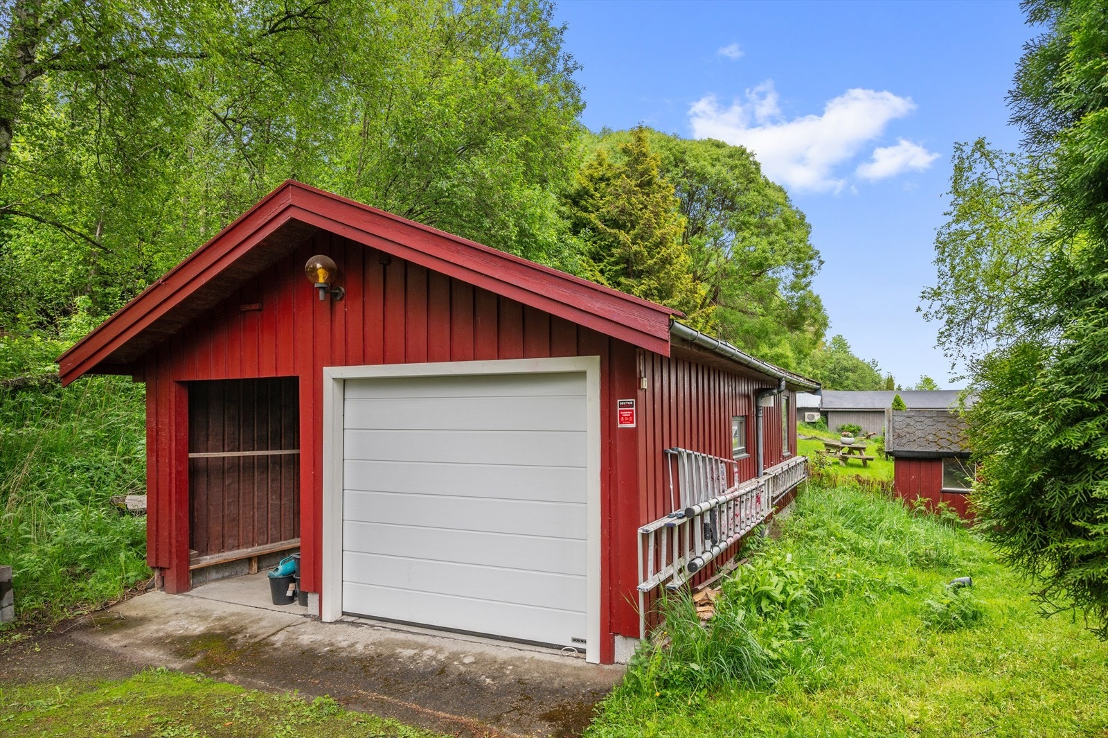 Garasjen har gode lagringsmuligheten, samt god plass til eventuelt etablering av et lite verksted. Galleribilde