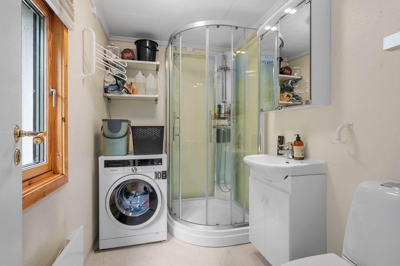 Badet til utleiedelen befinner seg i 1.etasje og er utstyrt med dusjkabinett, opplegg for vaskemaskin og toalett. Galleribilde