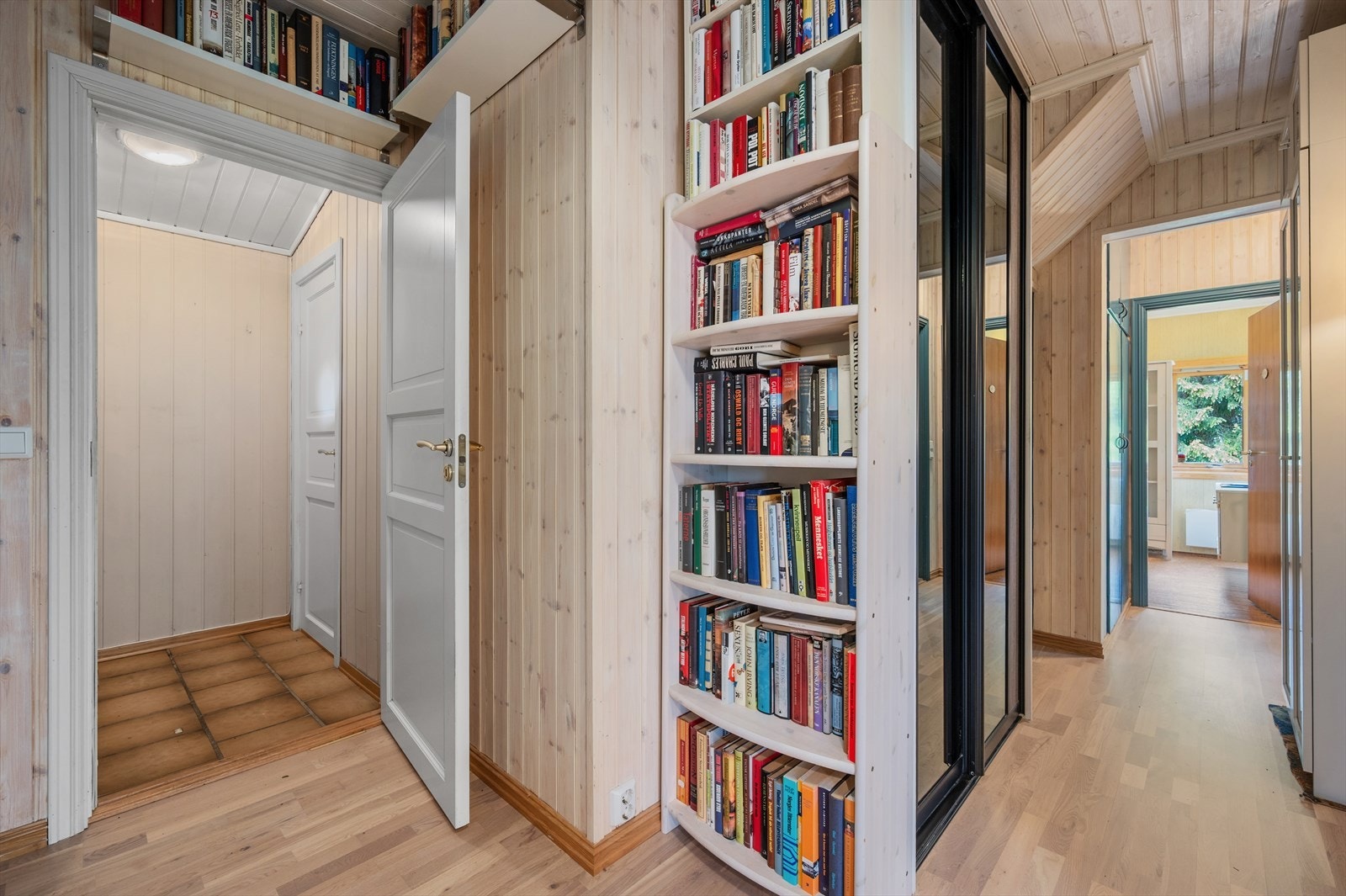 Gangen er på 10,5m² og innehar praktisk integrert garderobeskap. Galleribilde