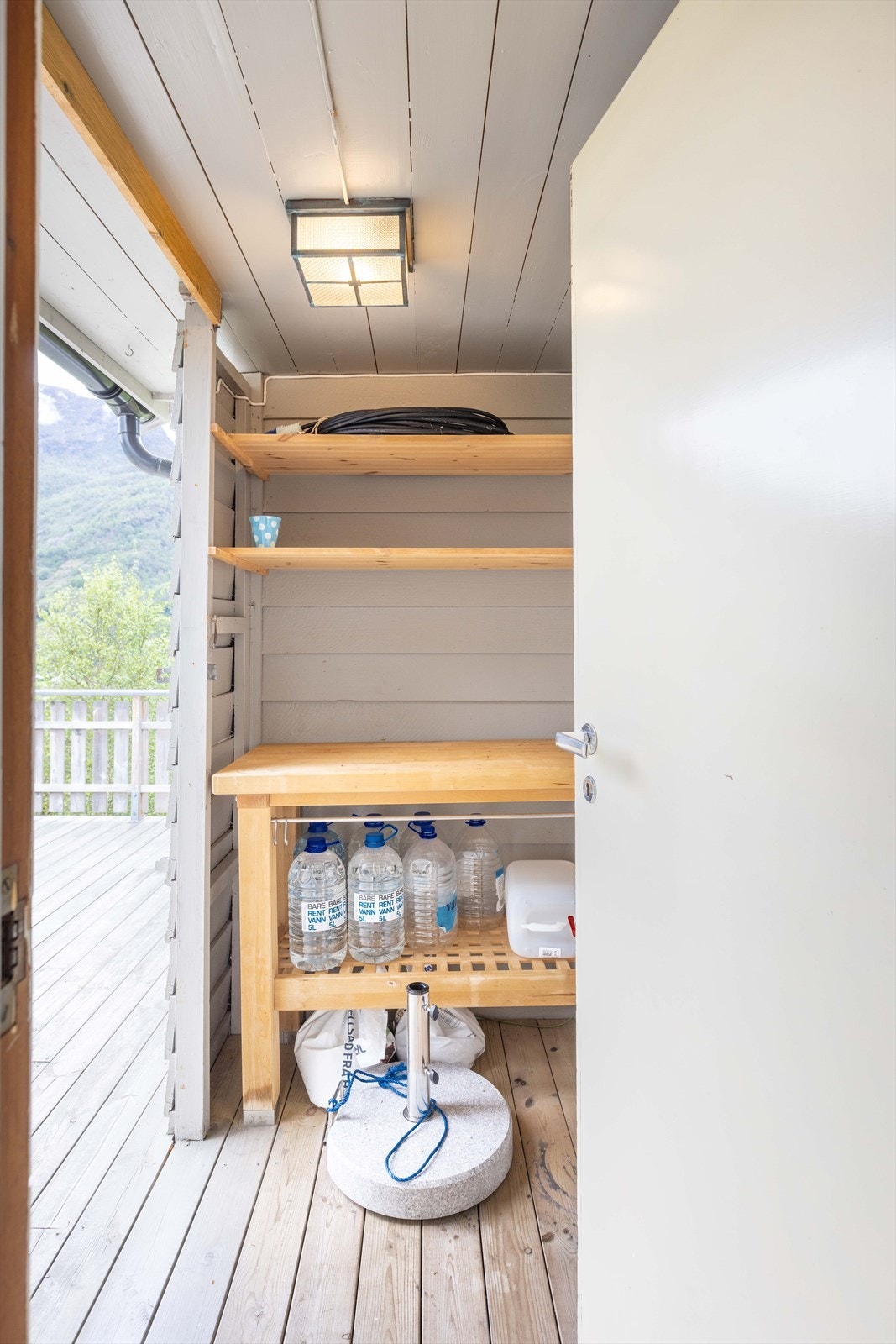 Hytten har gode lagringsmuligheter med spisskammers og boder. Galleribilde