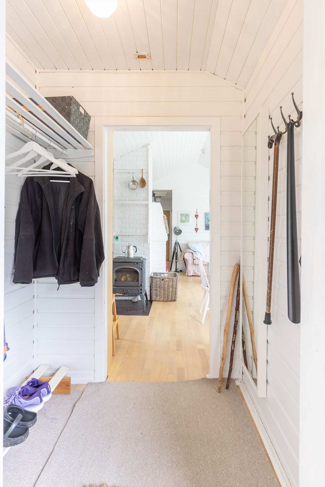 Velkommen inn i en hytte med ekte sjarm, lune rom og en planløsning som fungerer godt for både familie og gjester. Galleribilde