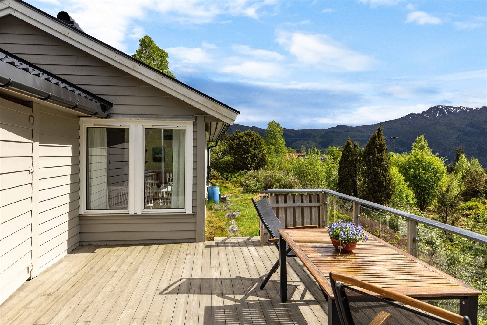 Terrassene utgjør til sammen ca. 35 m² og gir gode solforhold gjennom dagen. Galleribilde