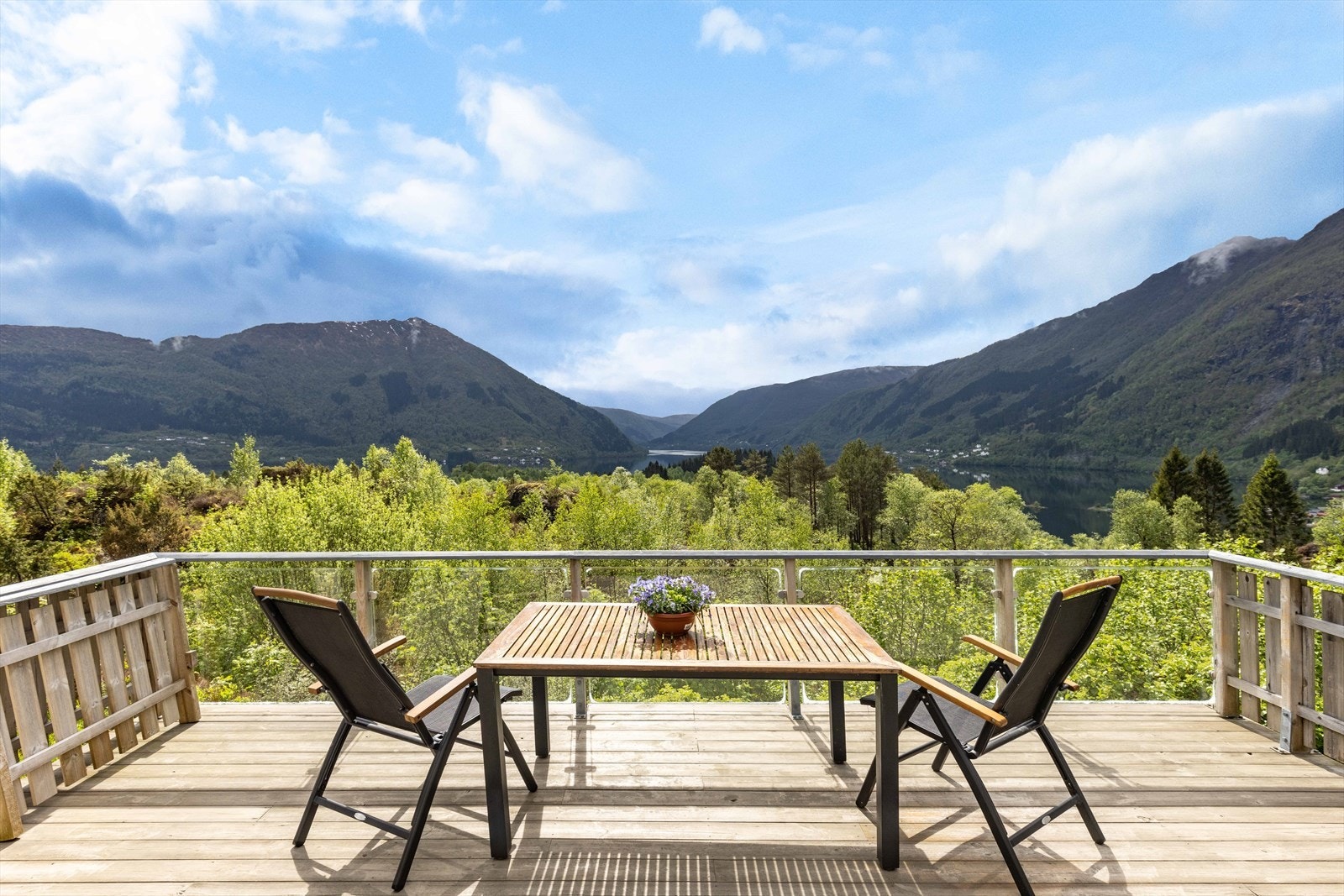 Velkommen til Olsnesvegen 7 - en sjarmerende fritidsperle på vakre Bruvik, omgitt av fjell, fjord og frodig vestlandsnatur. Galleribilde