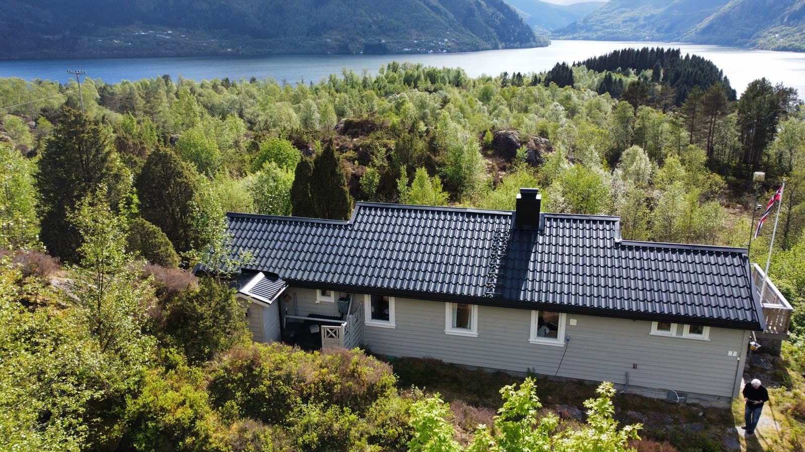 Tomten består i hovedsak av naturtomt, med plass til lek, små hageprosjekter og rolige stunder ute. Galleribilde