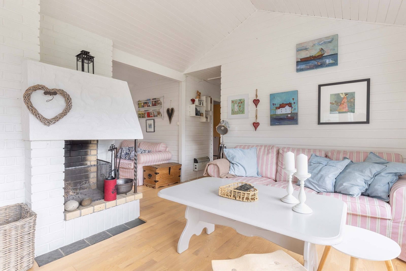 Stuen har flere soner, med plass til både samtaler, måltider og rolige kvelder foran peisen. Galleribilde