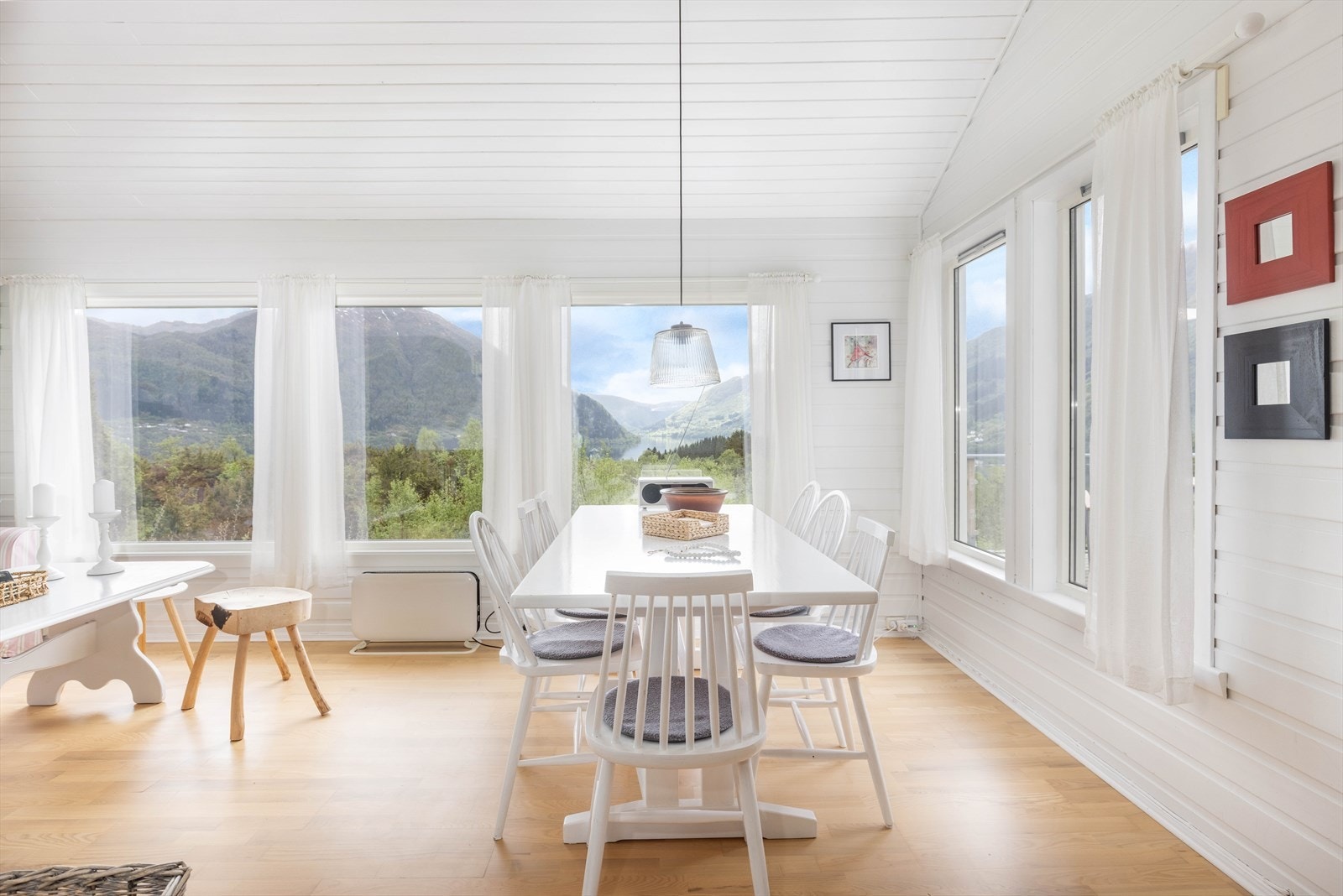 Den lyse stuen har en lun og avslappet atmosfære, perfekt for rolige hyttedager året rundt. Galleribilde
