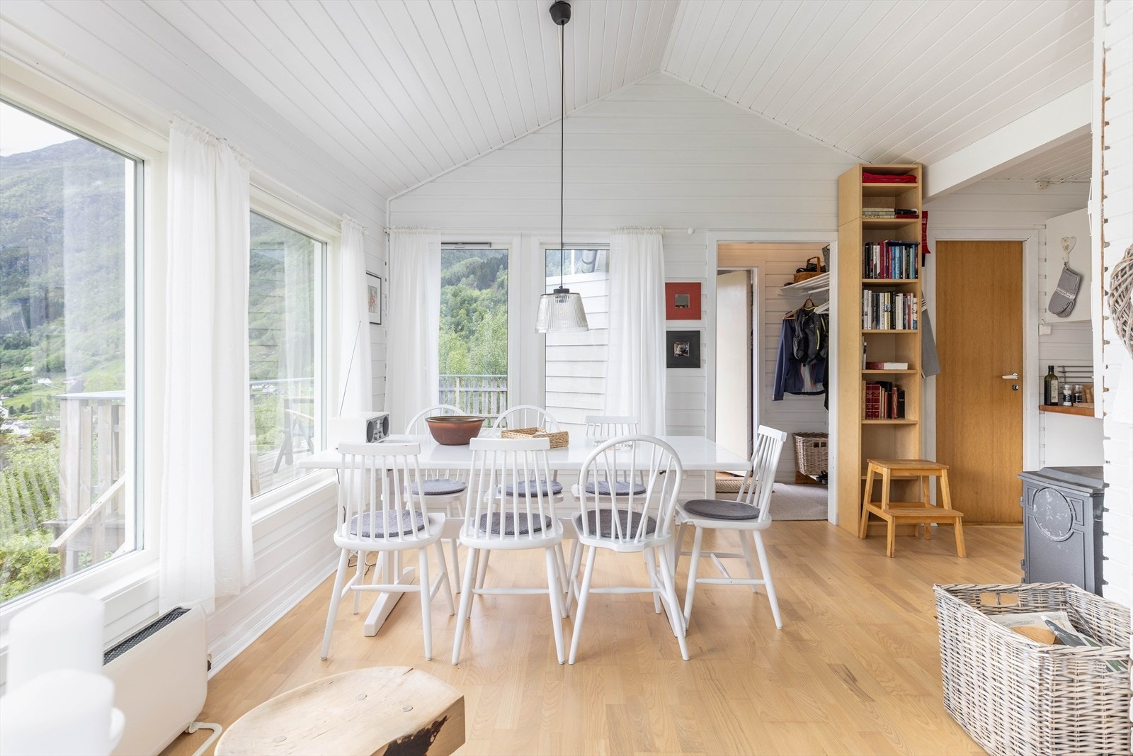 Her kan måltidene nytes med fjord, fjell og skiftende vær som levende bakteppe. Galleribilde