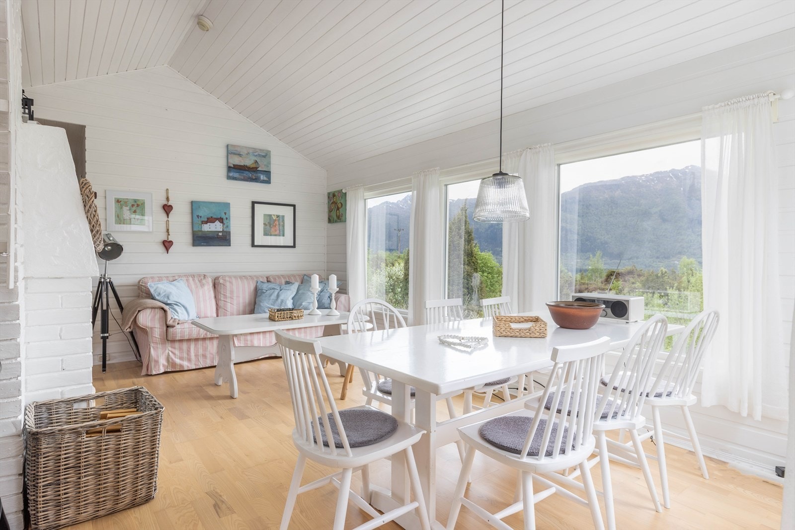 Store vindusflater slipper naturen inn og rammer inn den flotte utsikten mot fjord og fjell. Galleribilde