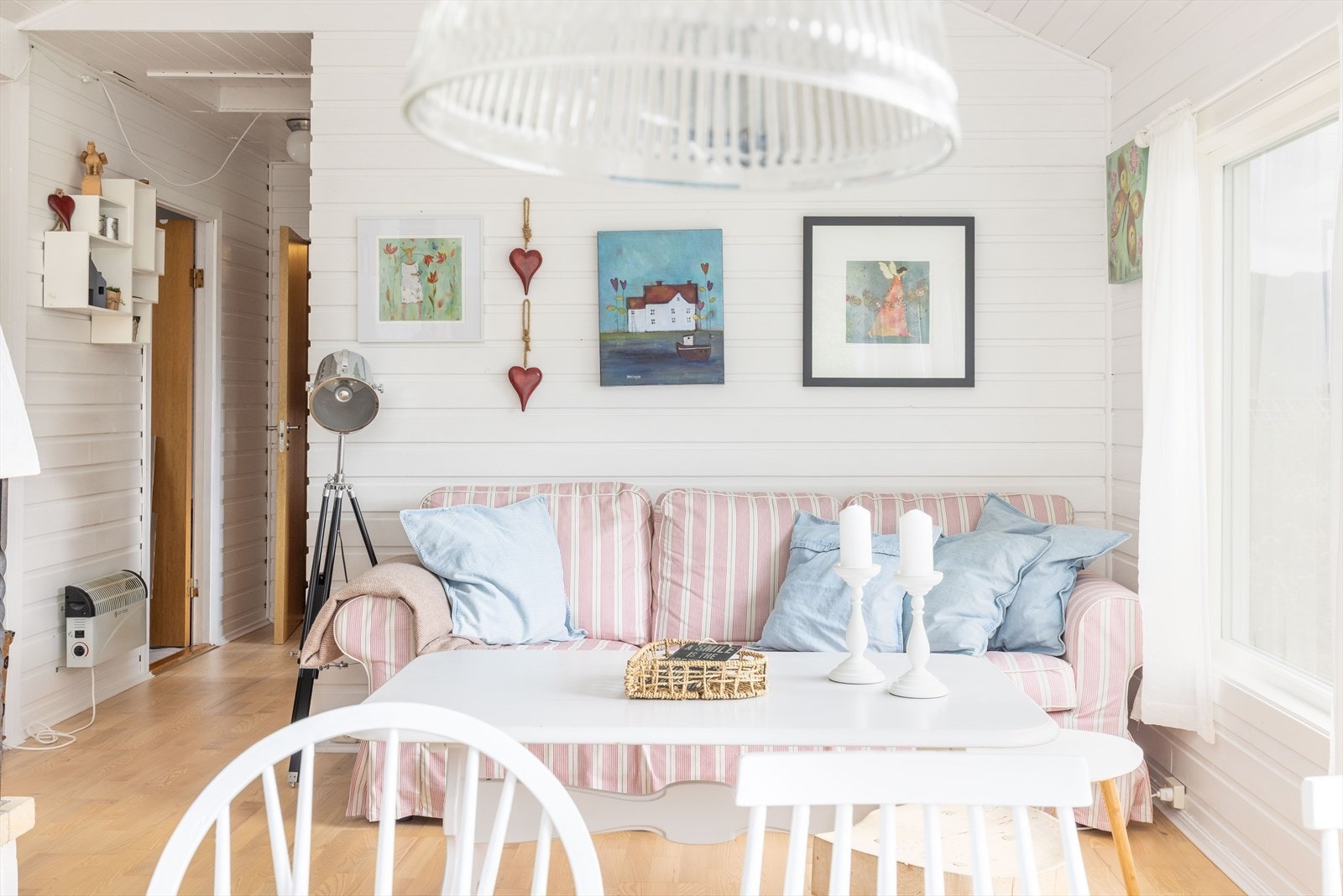 Her er det god plass til både spisebord og sofagruppe, med utsikten som et naturlig blikkfang. Galleribilde