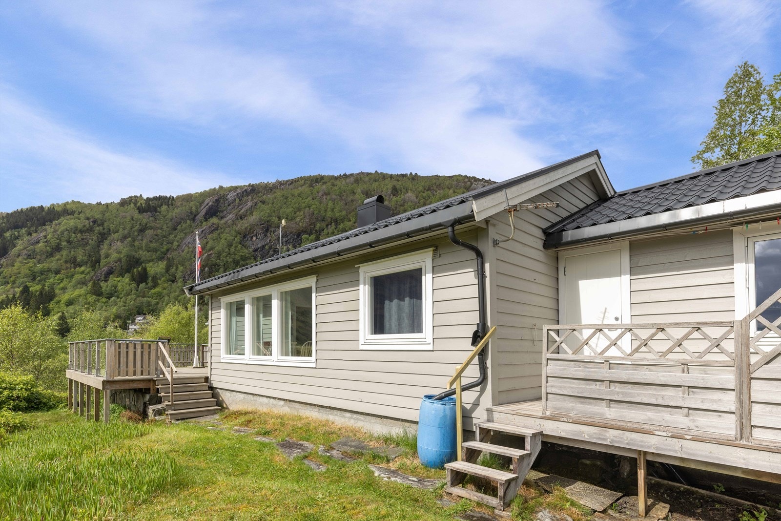Den romslige terrassen ved inngangspartiet gir god plass til utemøbler, måltider i solen og lange, rolige sommerdager. Galleribilde