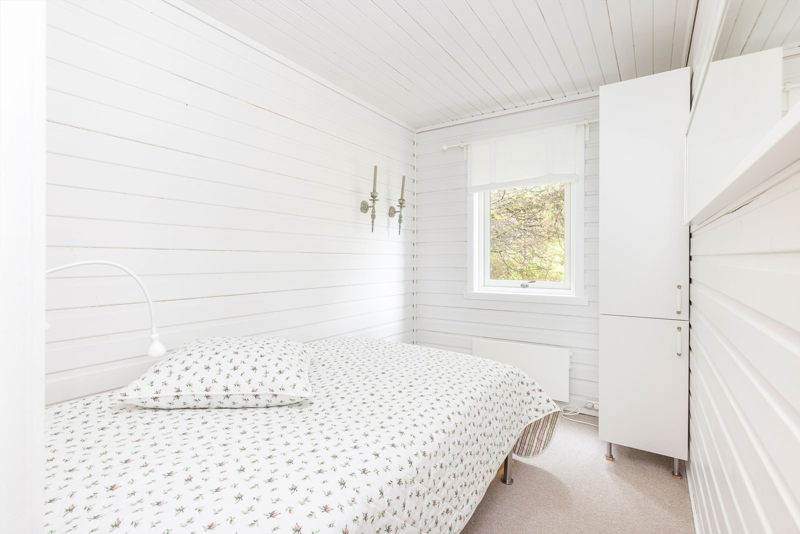 Hytten har flere hyggelige soverom med lune overflater og naturlig lysinnslipp. Galleribilde