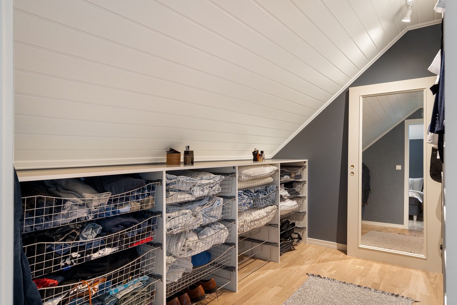 Praktisk garderoberom på innsiden av master bed-room Galleribilde