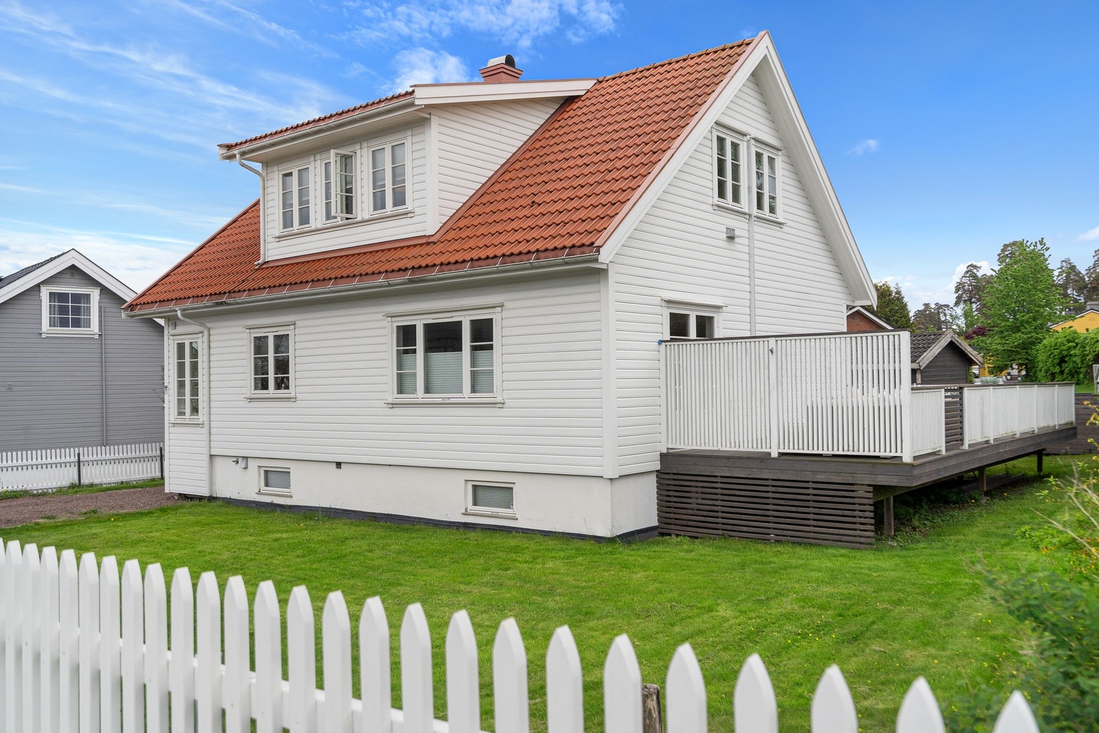 Fasademessig en sjarmerende enebolig med nydelig stakittgjerde Galleribilde