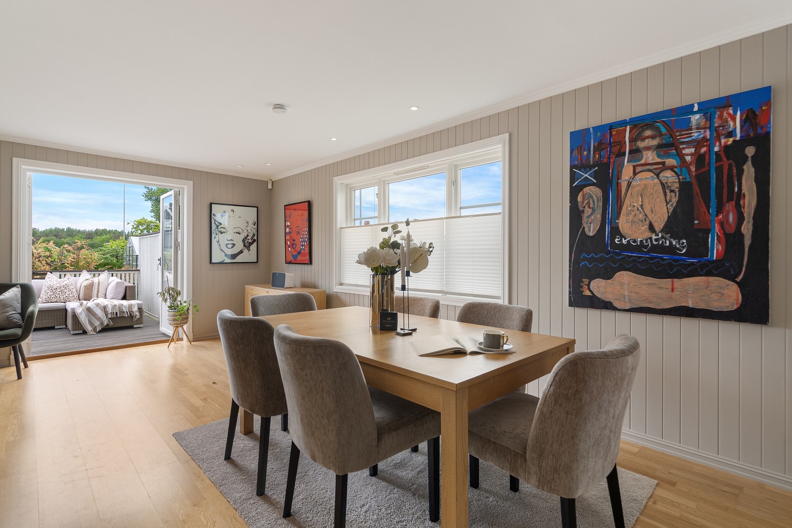Fra spisestuen er det utgang til solrik, vestvendt terrasse Galleribilde
