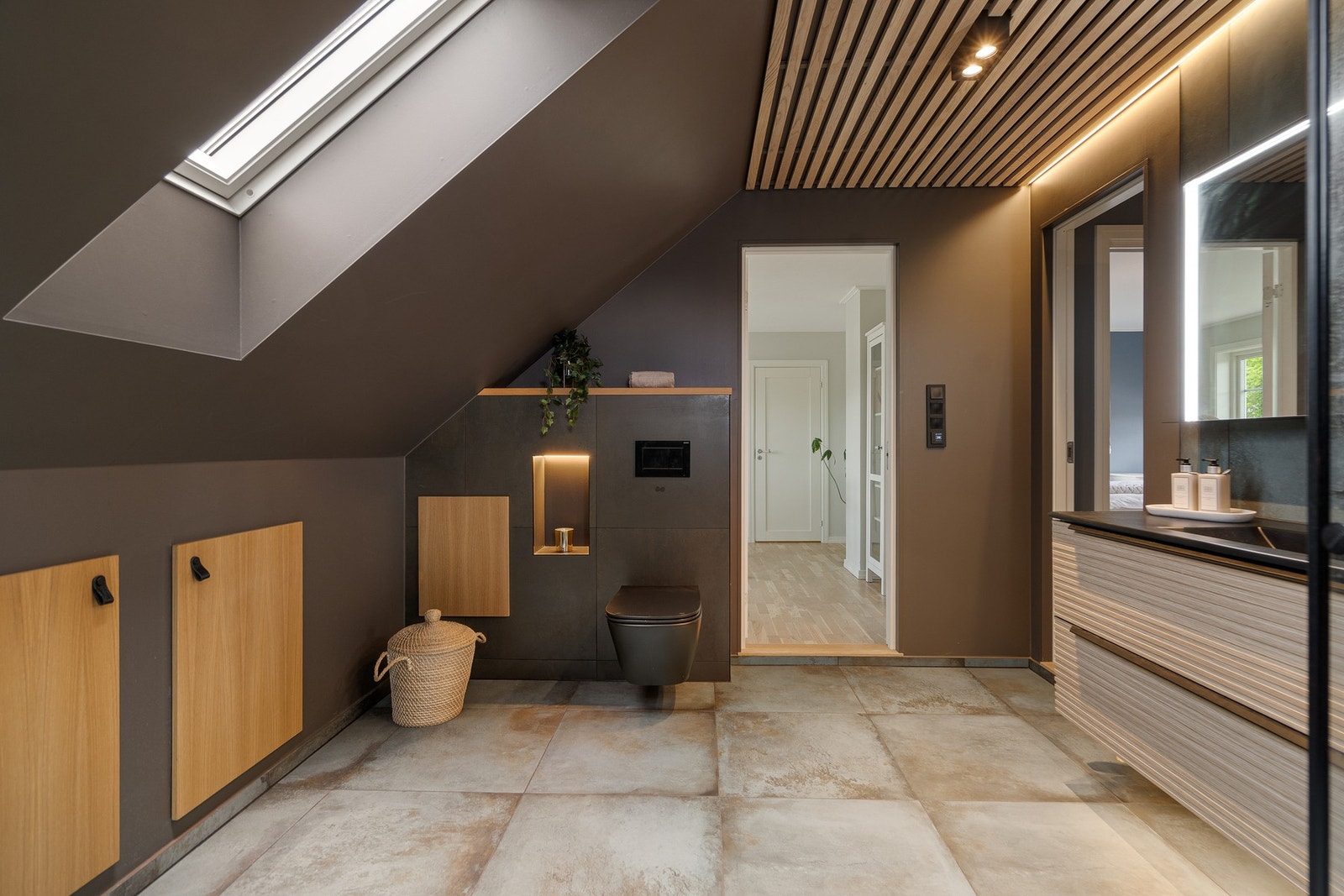 Badet er flislagt med store og fine fliser på gulv og vegger Galleribilde