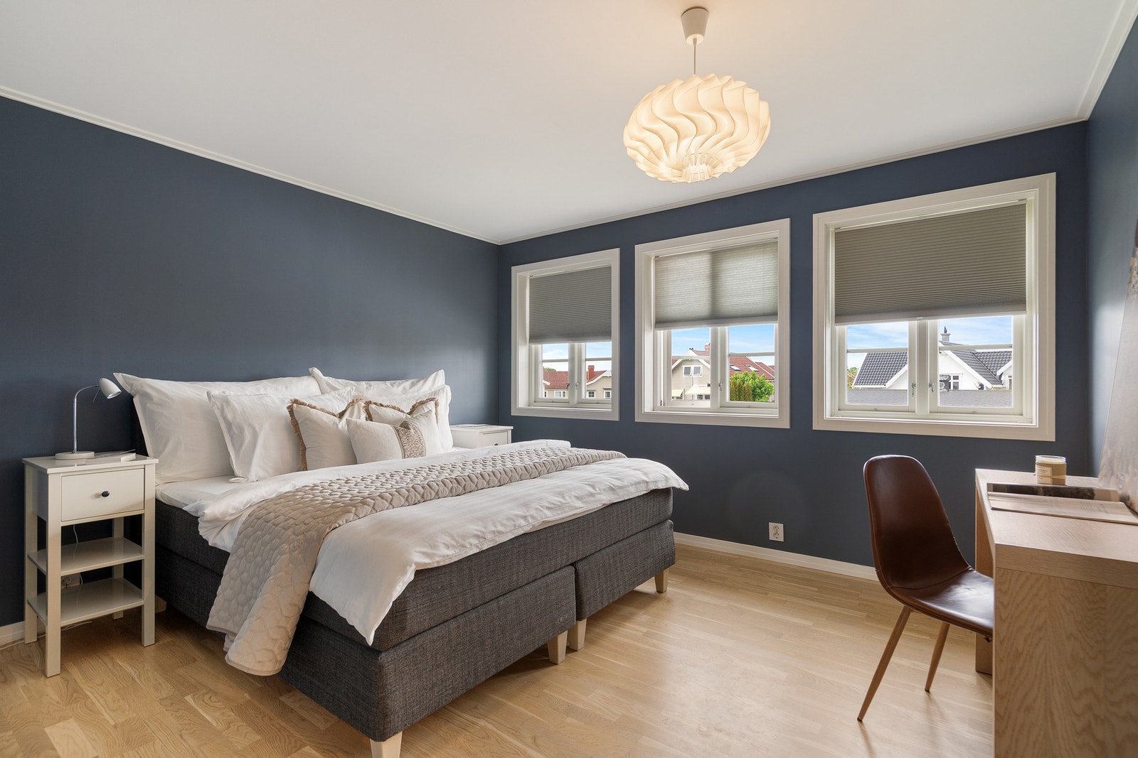 Romslig master bed-room Galleribilde