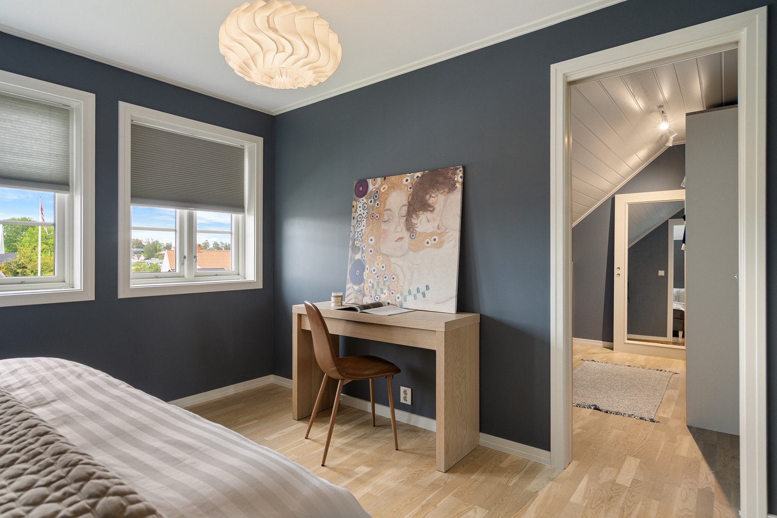 Fra master bed-room er det direkte adkomst til garderoberom Galleribilde