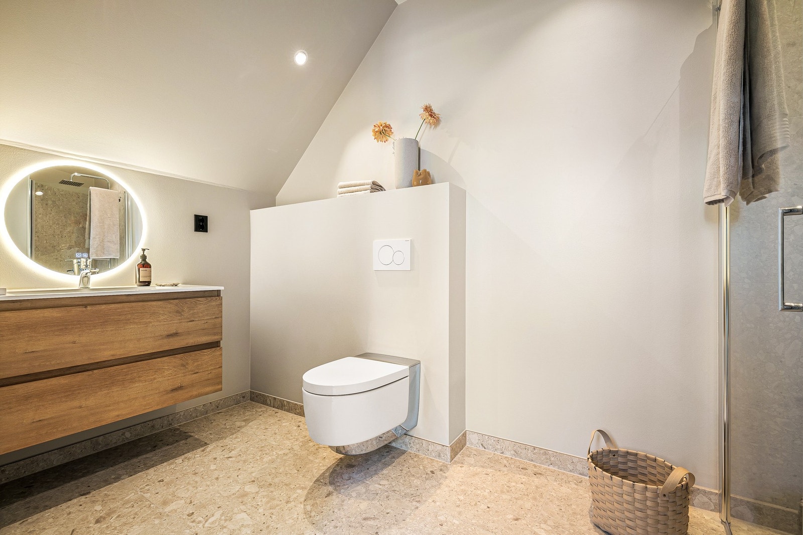 - Badet er utført med moderne og stilren innredning, flislagt gulv og vegghengt Geberit AquaClean dusjtoalett - Galleribilde