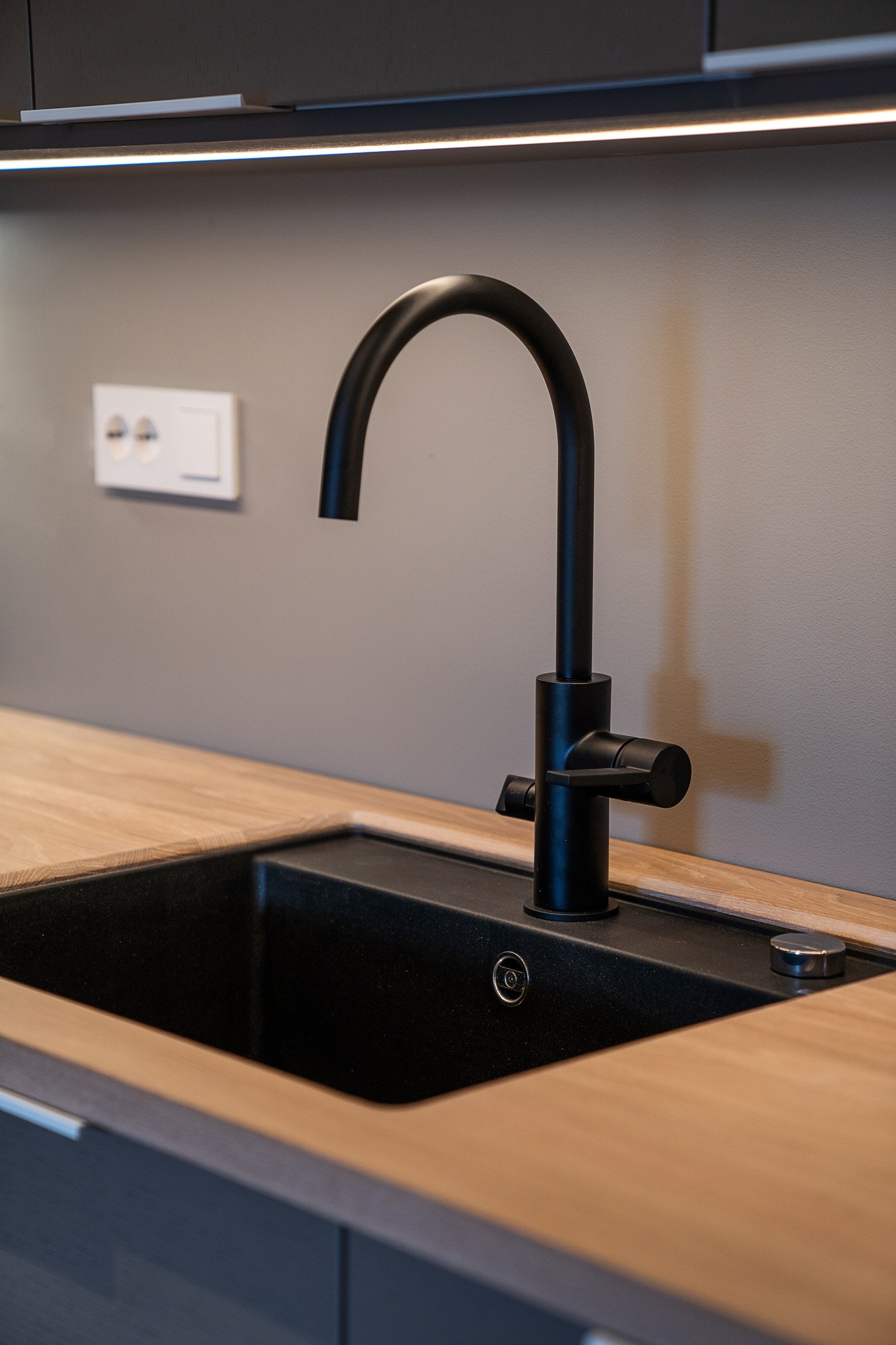 Lekre detaljer som underlimt sort vask