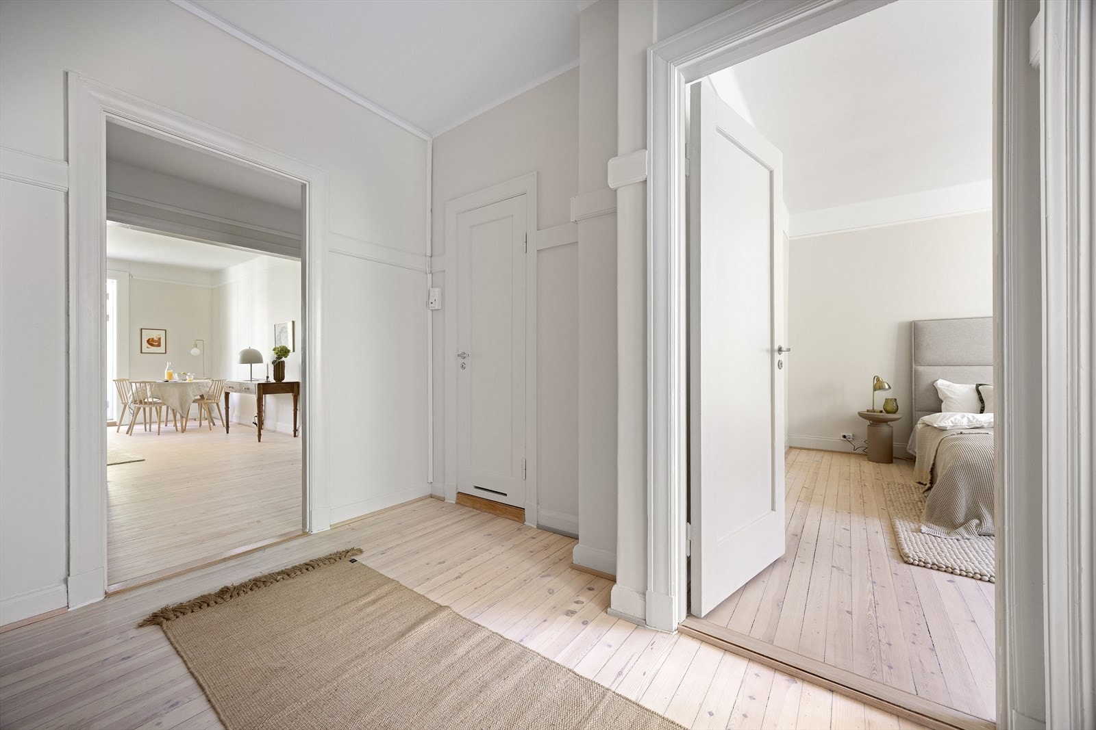 Fra den romslige gangen har du tilgang til soverom, bad og kjøkken. Galleribilde