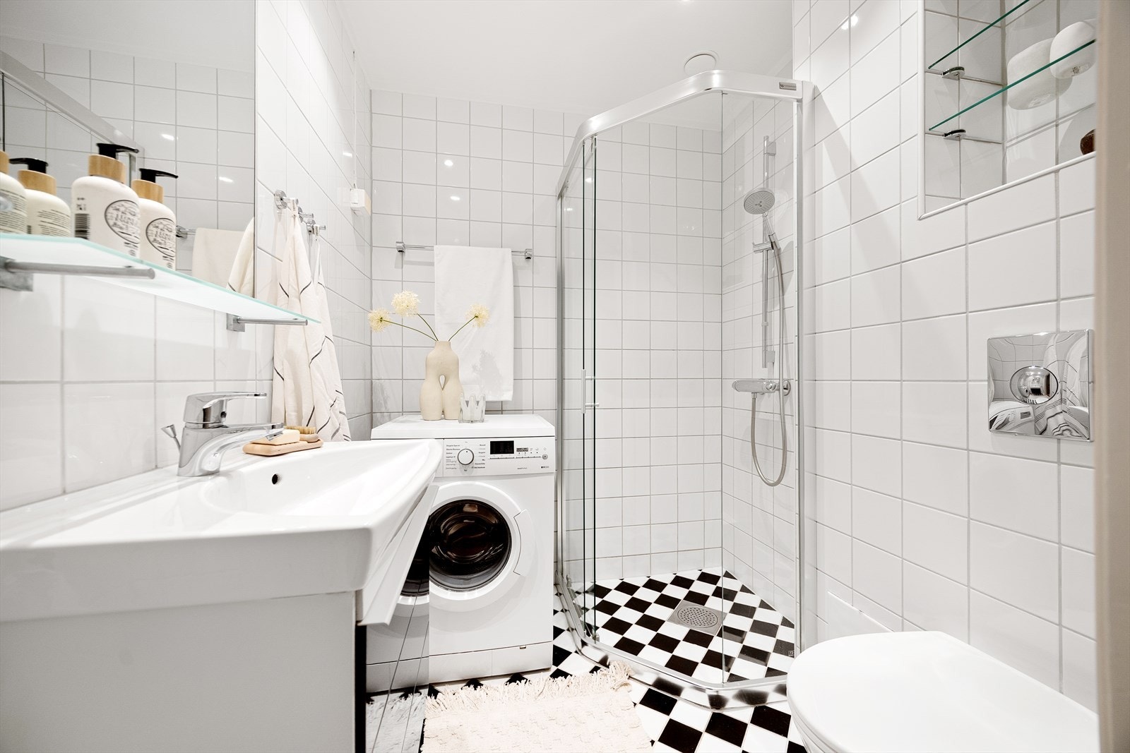 Badet er fra 2009 og inneholder dusjnisje, opplegg for vaskemaskin, m.m. Galleribilde