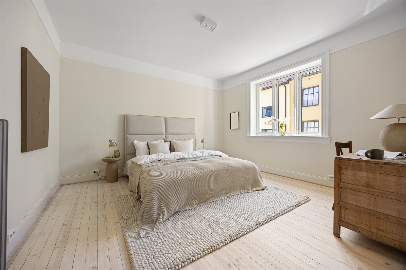 Hovedsoverommet er på ca 16 kvm og har god plass til både dobbeltseng, kontorplass og rikelig med garderobeskap. Galleribilde