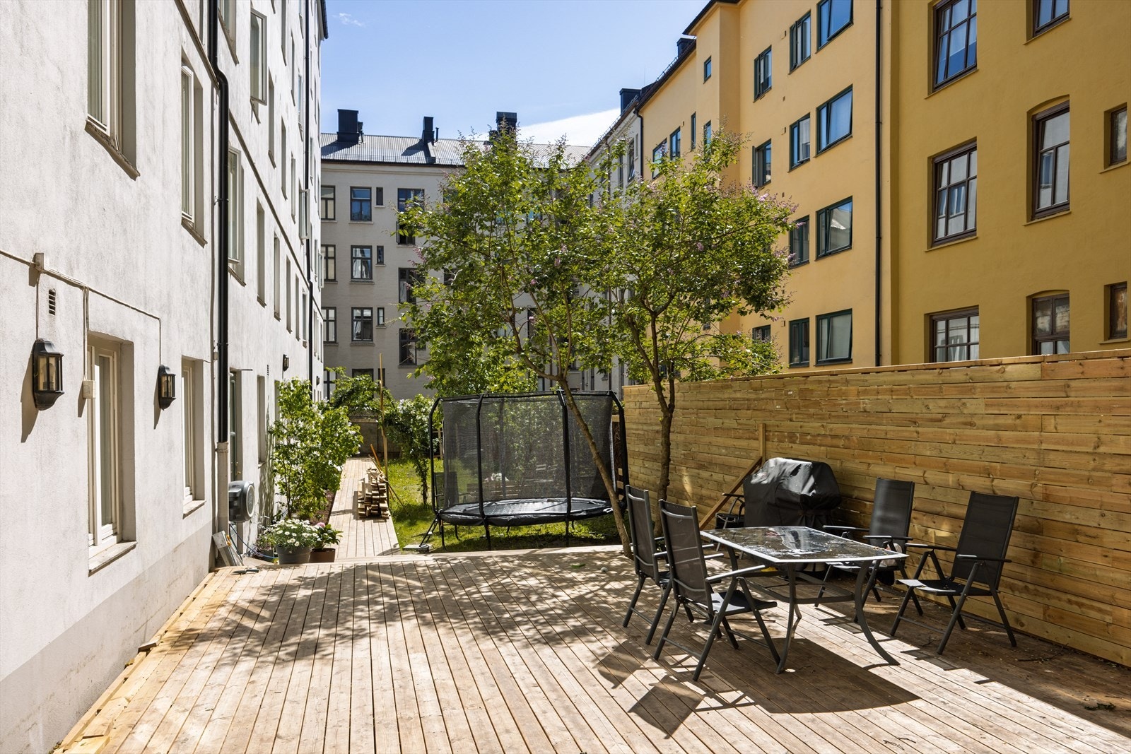 Sameiet har en nydelig felles bakgård med både sittegruppe og trampoline Galleribilde