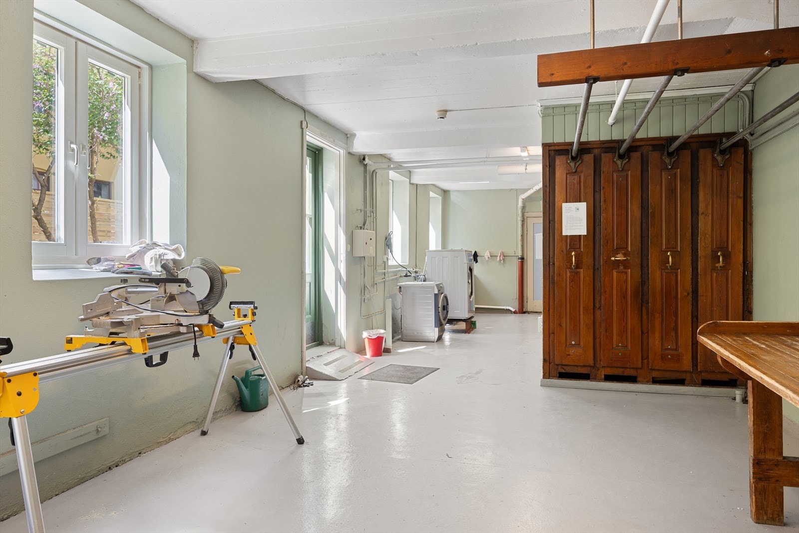 Det er også felles sykkelbod og vaskeri i sameiet. Boligen disponerer 2 boder, 1 i kjeller og 1 på loft. Galleribilde