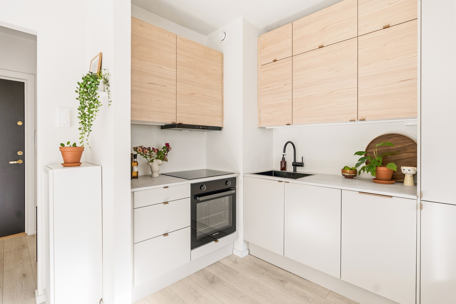 Innredningen har glatte fronter og laminat benkeplate, og byr på rikelig med skap- og benkeplass. Galleribilde