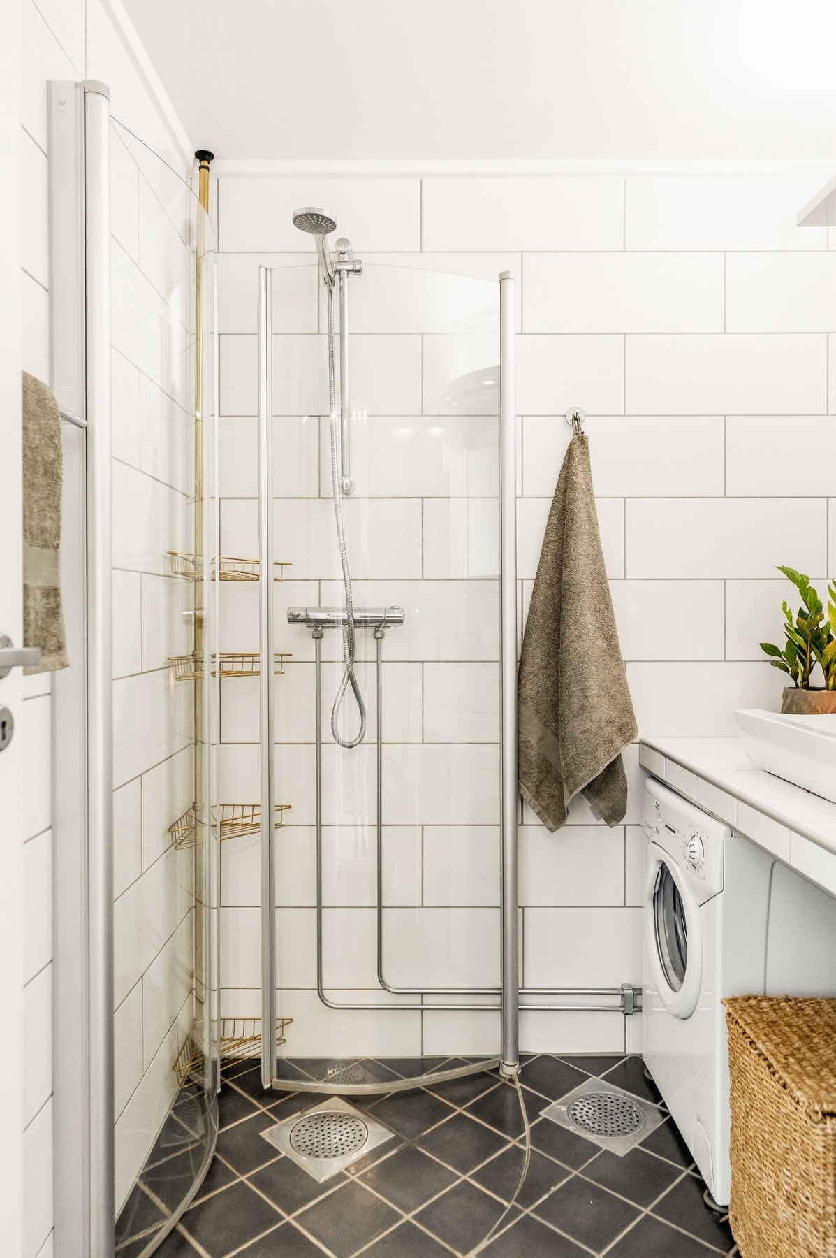 Innredningen består av servant, klosett, dusj på gulv samt opplegg for vaskemaskin. Ifølge tidligere salgsoppgave ble badet sist pusset opp i 2010. Mekanisk avtrekk sørger for ventilasjon. I tillegg disponerer beboerne felles vasker i kjeller med vaskemas Galleribilde