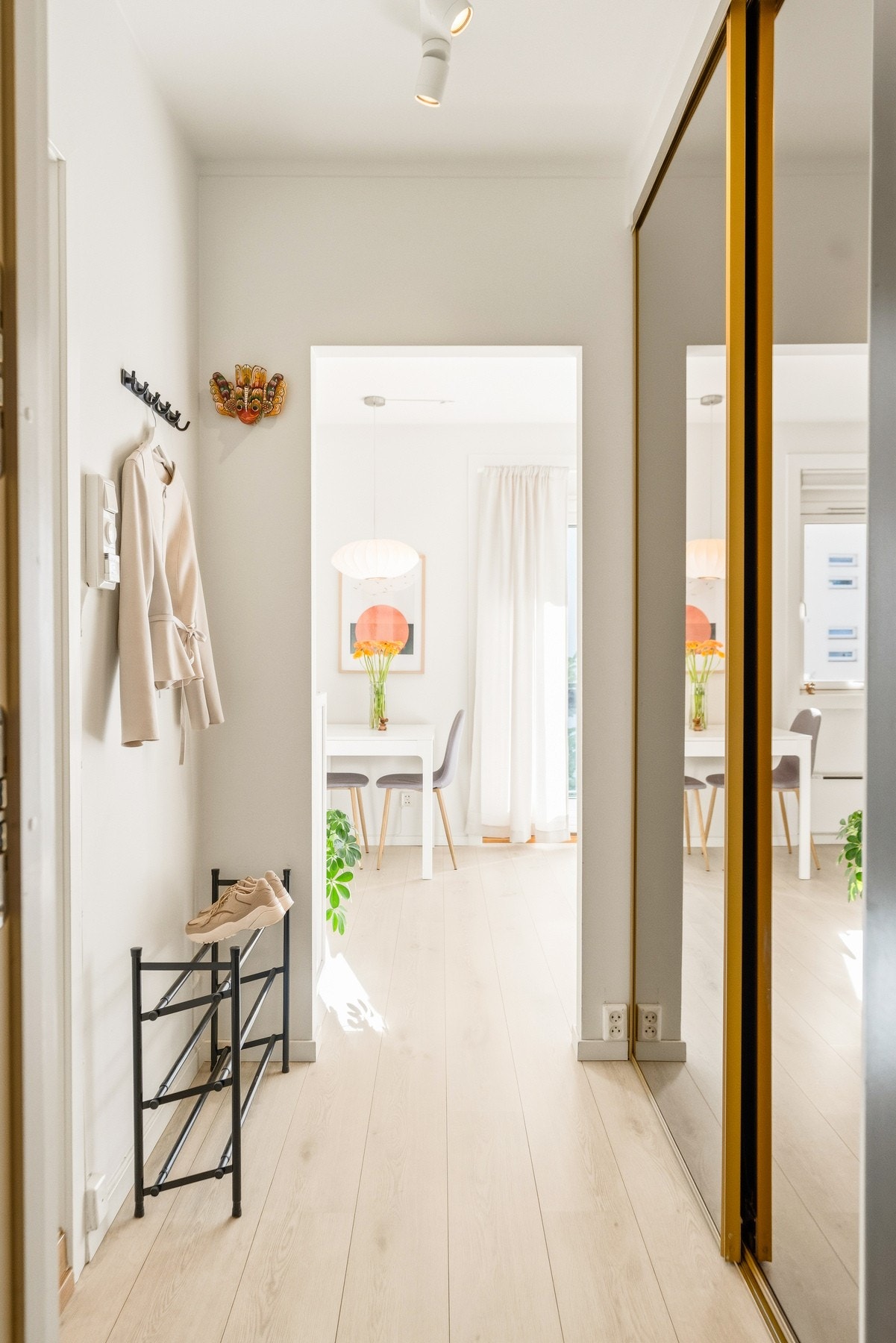 Innbydende entré med plass til yttertøy og sko-oppbevaring. Skyvedørsgarderobe med speilfronter på langsiden. Dør-calling-anlegg. Galleribilde