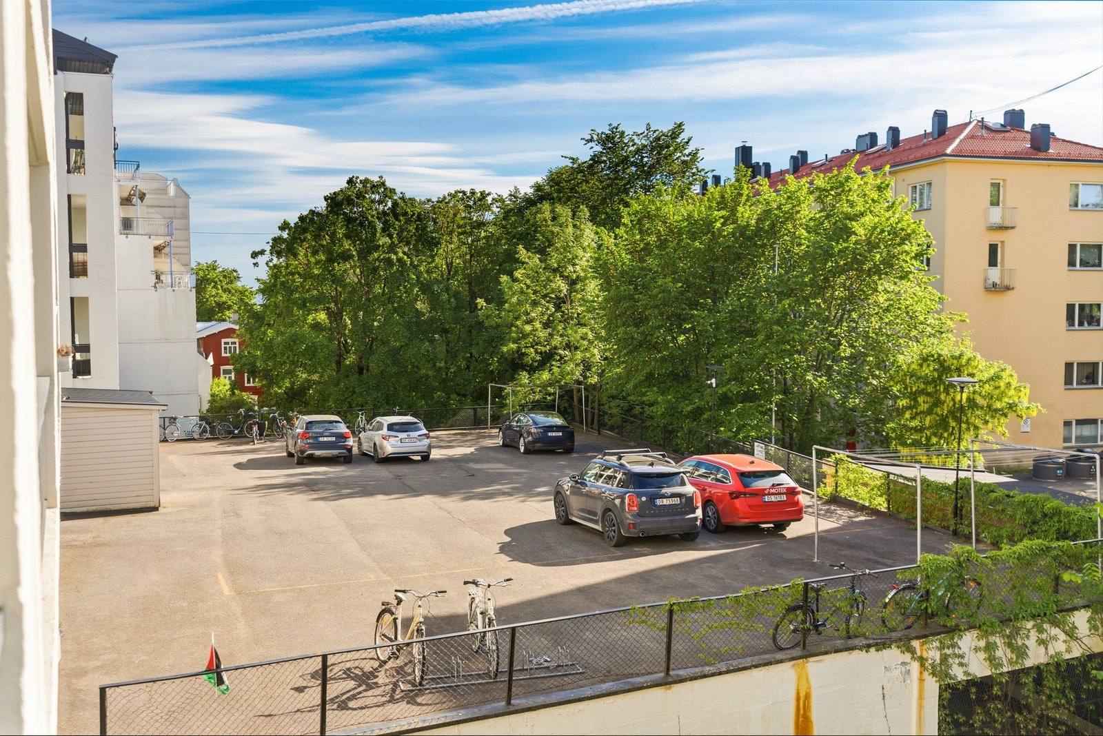 Sameiet har både utvendige parkeringsplasser og garasjeplasser til leie. Parkeringsplass ute koster 210,- pr mnd (for interne eiere), og garasjeplass koster 480,- pr mnd (for interne eiere). Galleribilde
