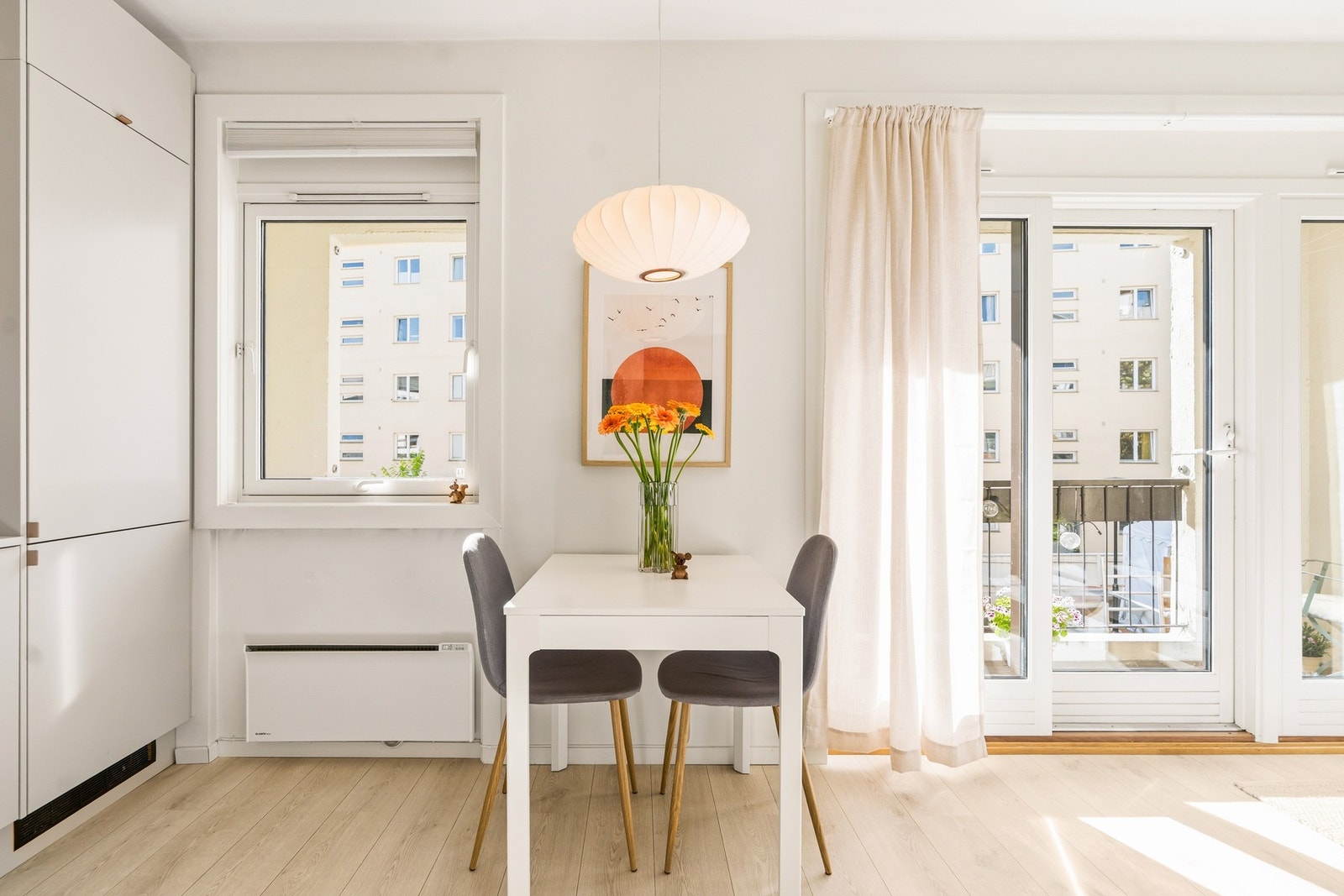 Leiligheten i sin helhet vender mot rolig bakghage. Fra stuen er det utgang til den romslige balkongen, som fungerer som en naturlig forlengelse av oppholdsrommet i sommerhalvåret. Galleribilde