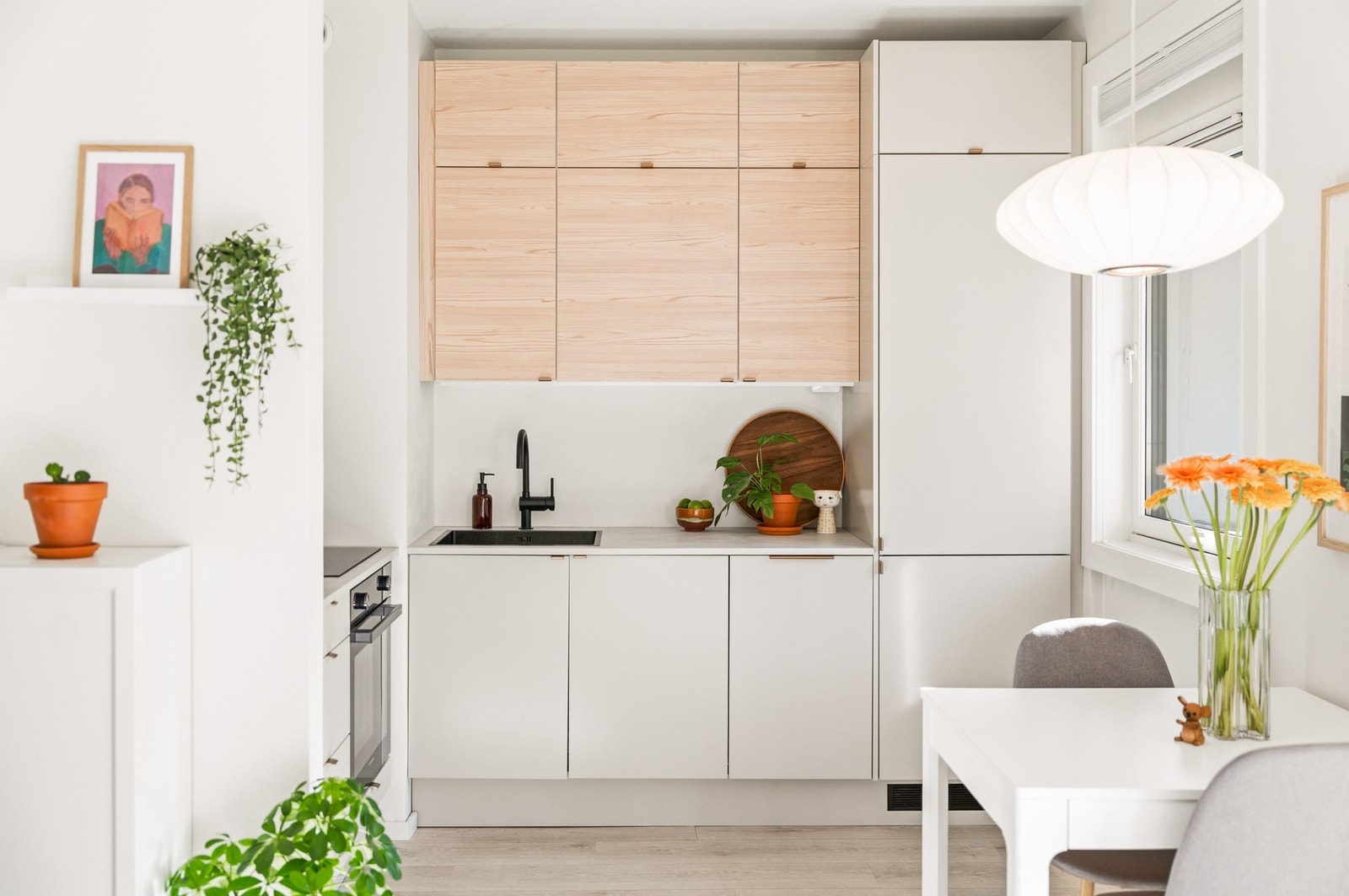 Boligen byr på en smart planløsning, god takhøyde opptil 2,59m, store vindusflater/balkongdør samt en luftig, solrik balkong! Galleribilde