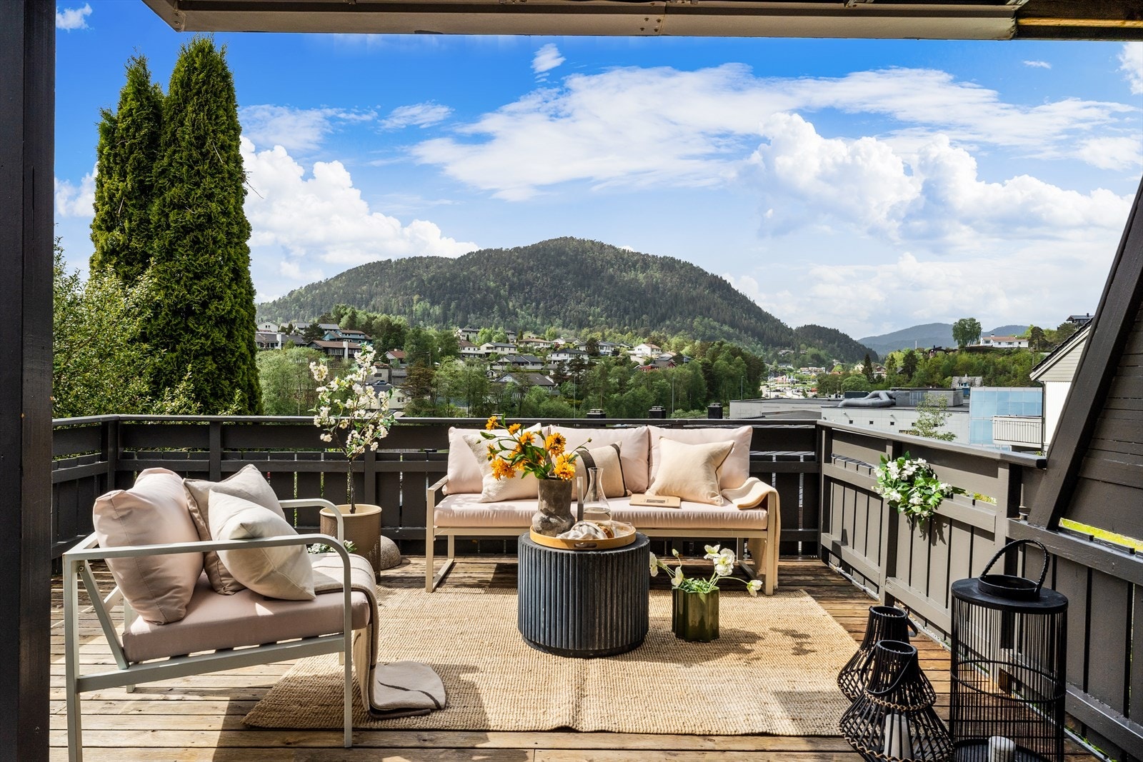 Fra kjøkkenet er det utgang til en herlig terrasse på 24m². Galleribilde