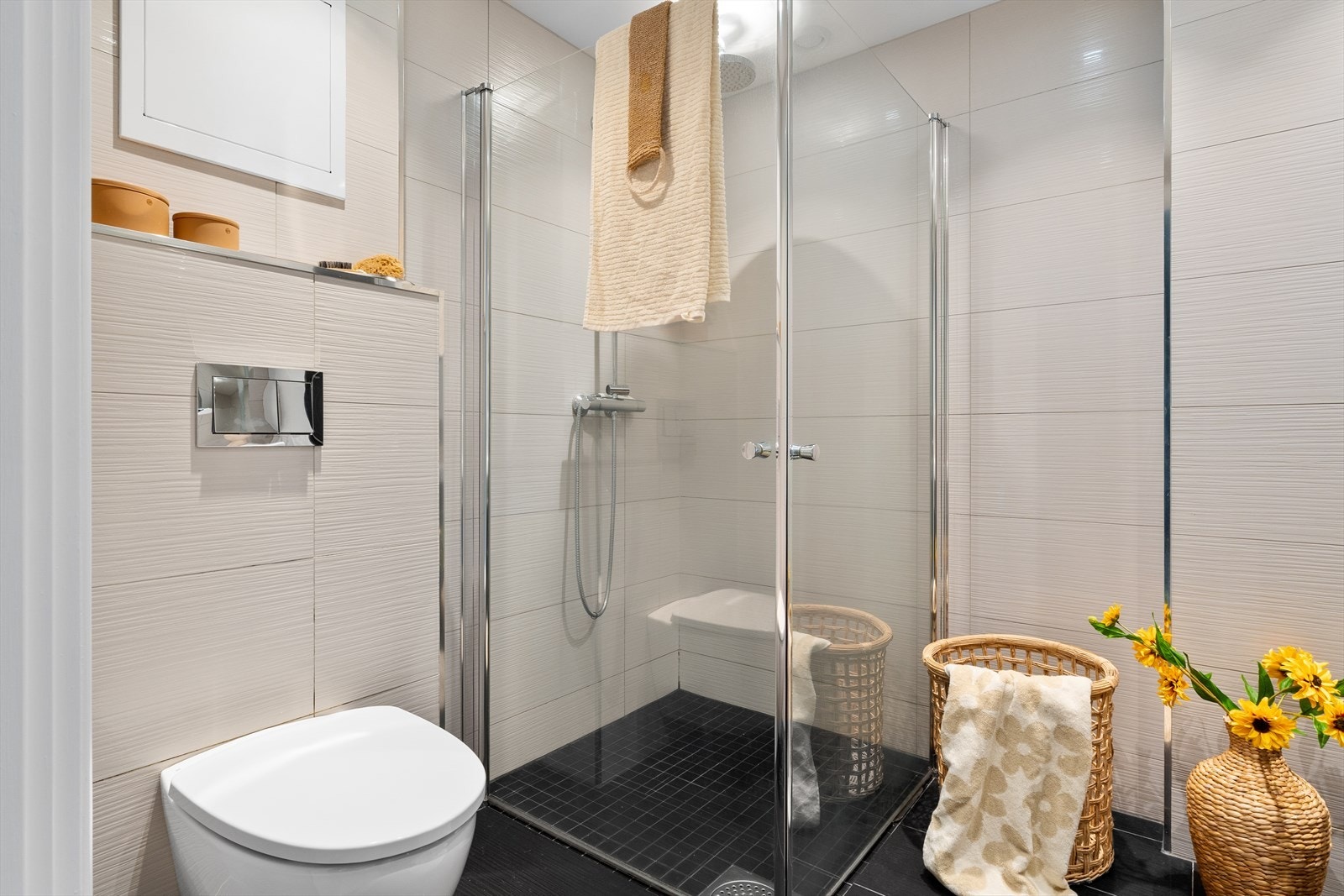 Badet ble pusset opp i 2016 og er innredet med vegghengt toalett, praktisk dusjhjørne, vegghengt servant i møbel og et skap. Galleribilde