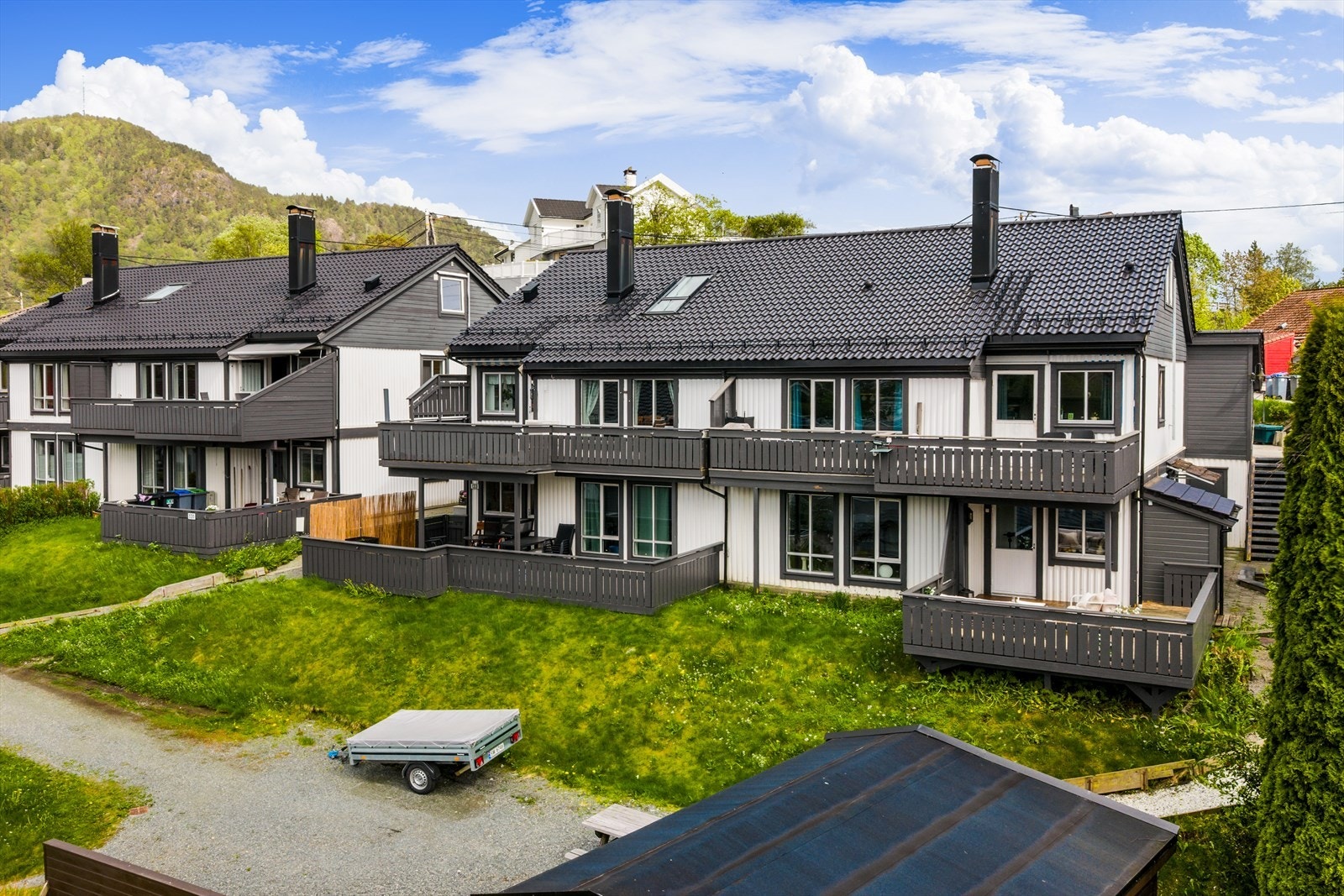 Leiligheten ligger attraktivt og sentralt plassert, med umiddelbar nærhet til Flåten senter og bussholdeplass med hyppige avganger til Osøyro og Bergen sentrum. Galleribilde