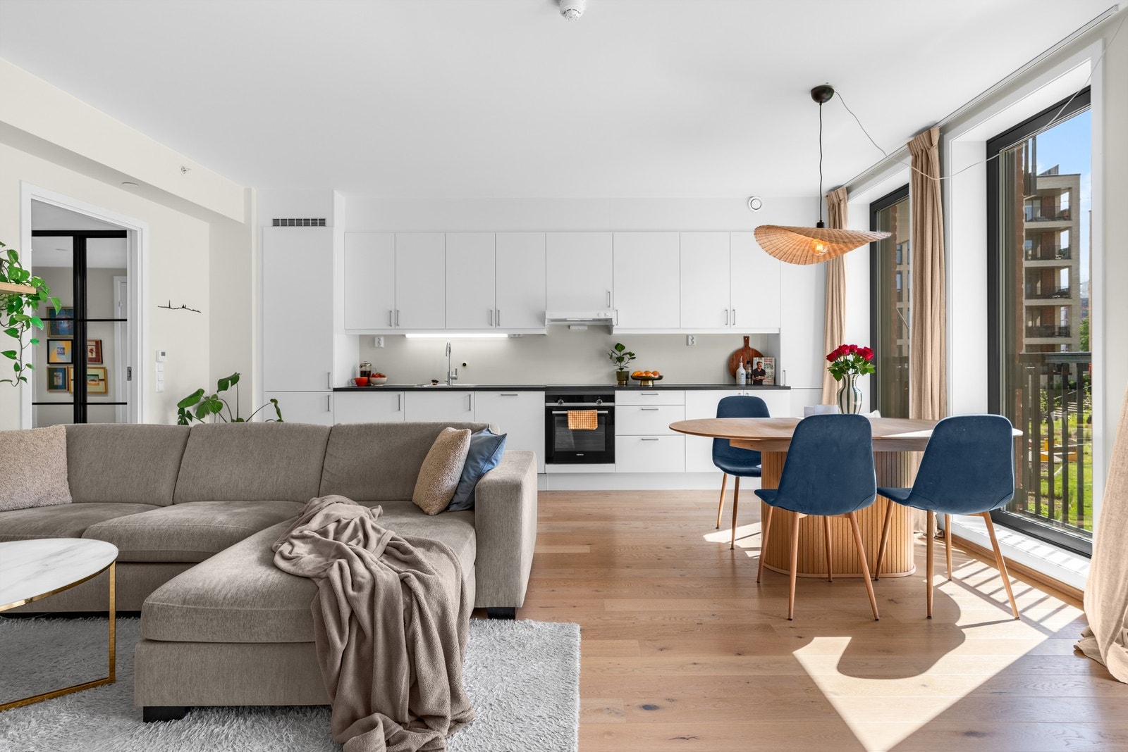 I åpen løsning mot stuen ligger et moderne og funksjonelt kjøkken fra HTH. Galleribilde