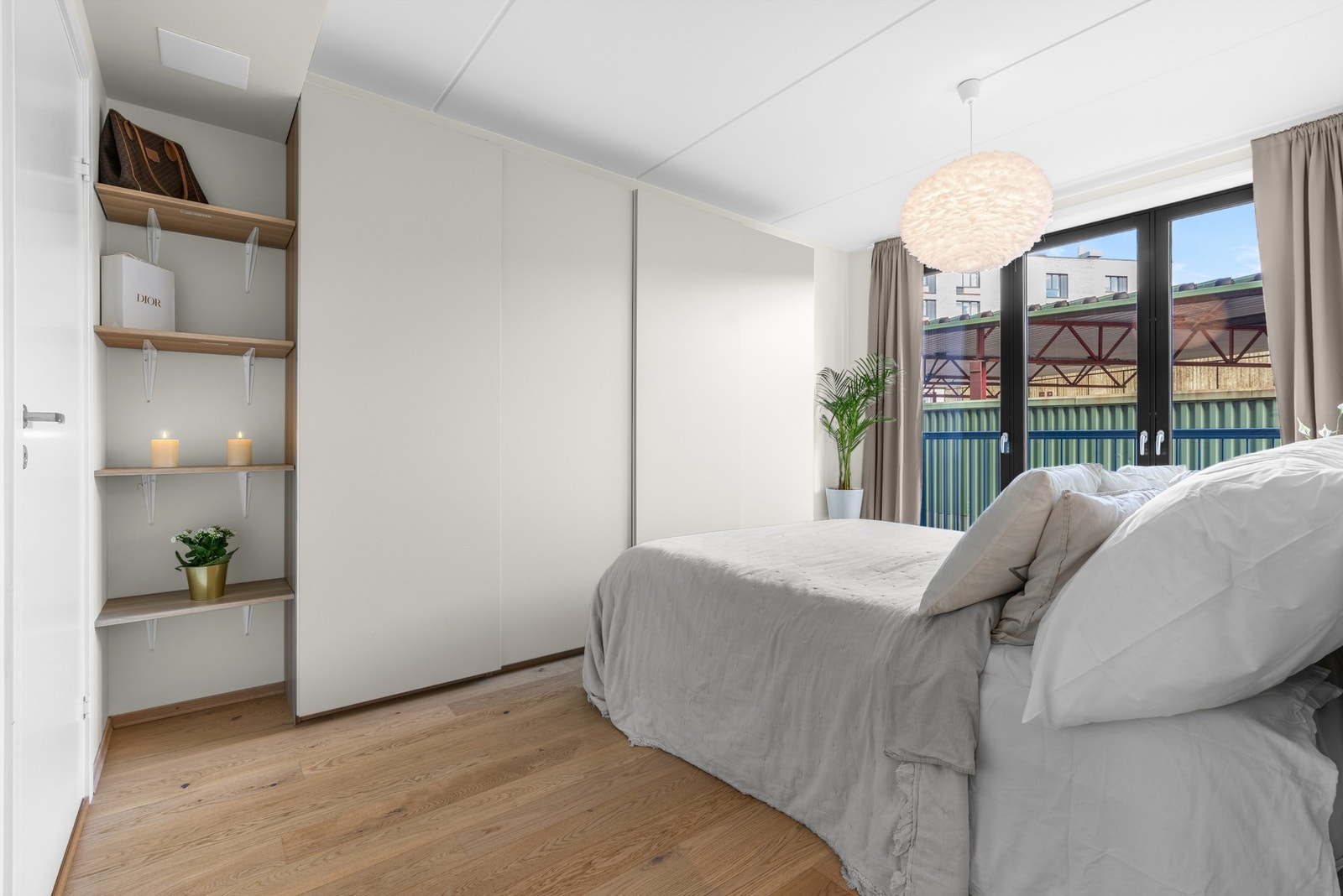 Hovedsoverommet er romslig og har god plass til dobbeltseng, samt stor skyvedørsgarderobe. Galleribilde